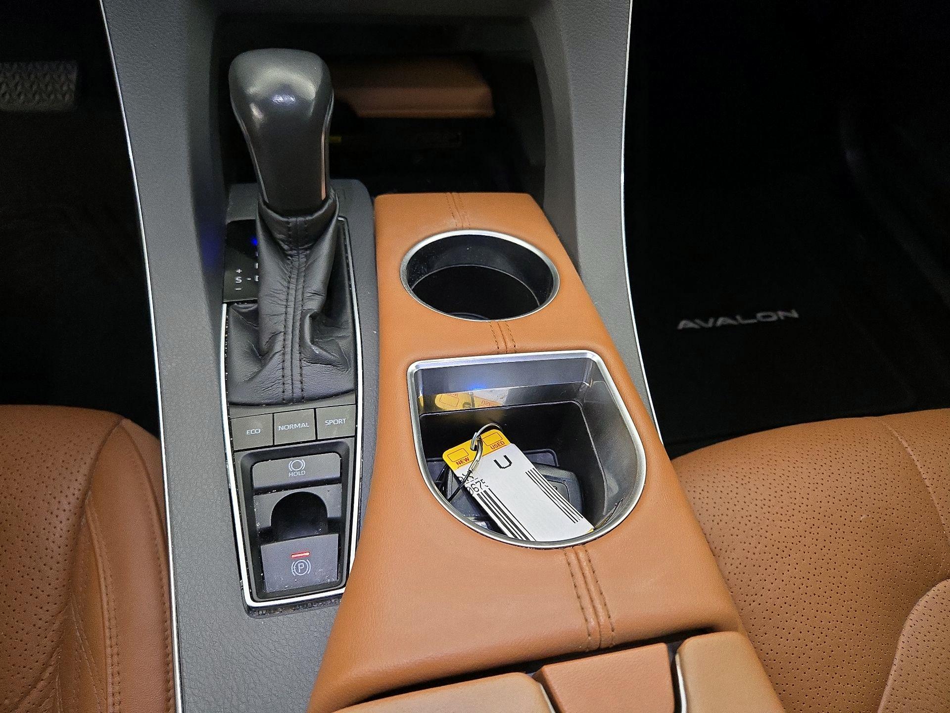 Thumbnail: 2021 Toyota Avalon - 18
