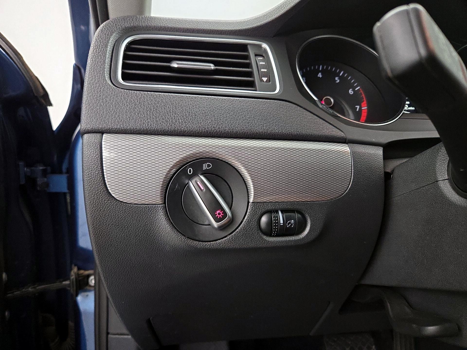 Thumbnail: 2016 Volkswagen Jetta - 13