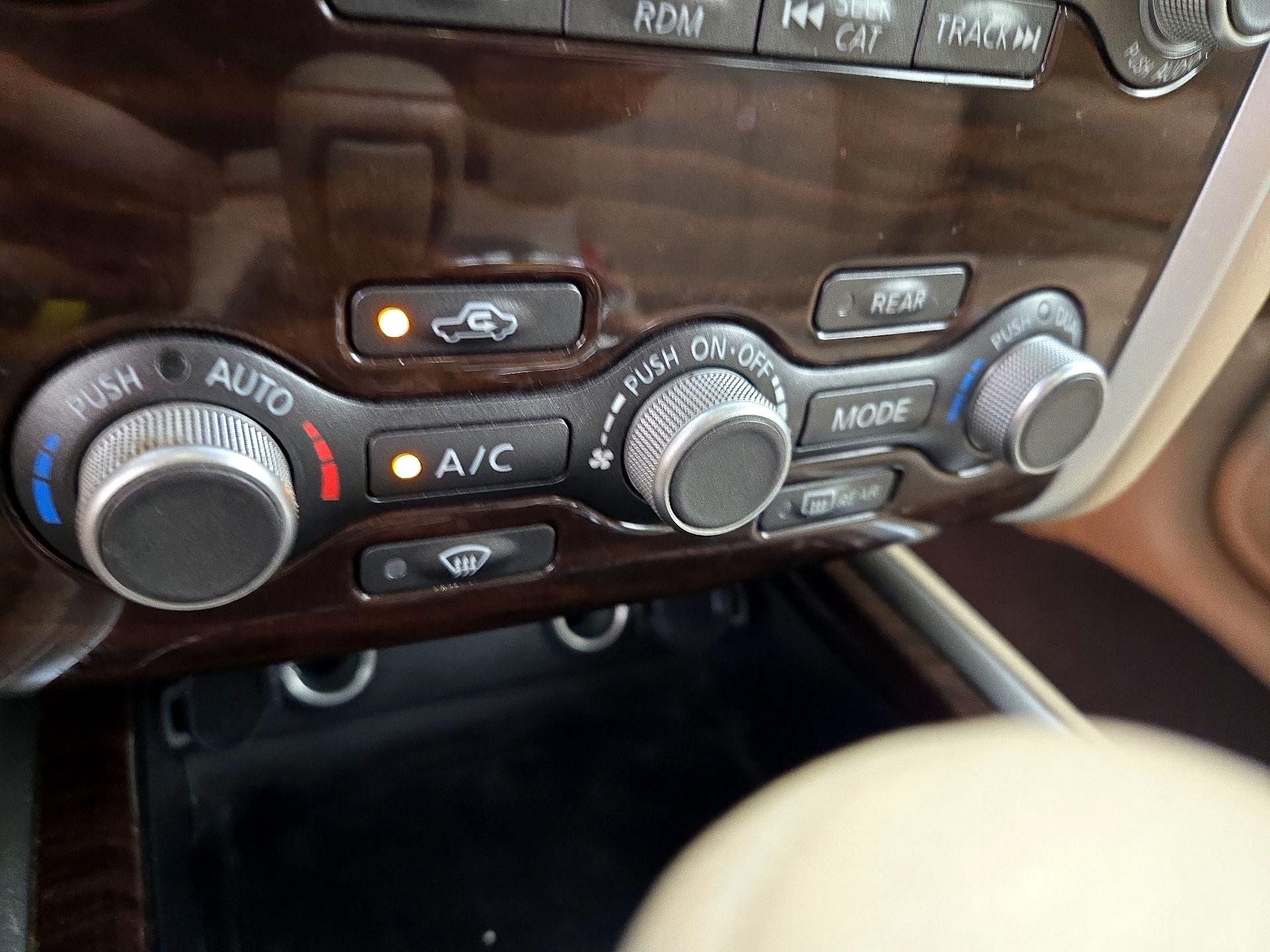 Thumbnail: 2014 Nissan Pathfinder - 17