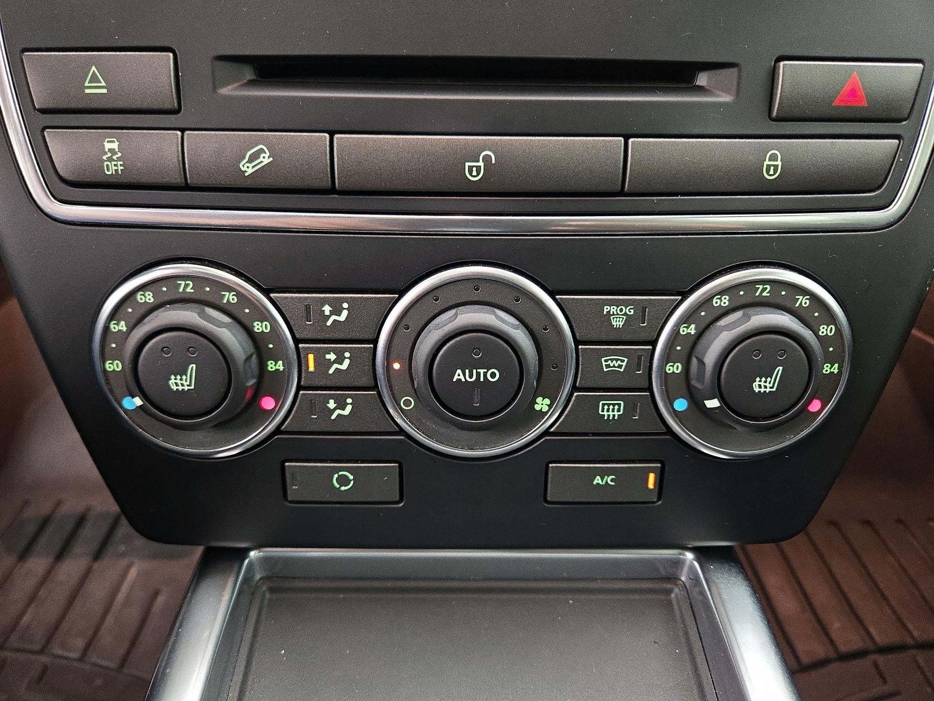 Thumbnail: 2015 Land Rover LR2 - 16