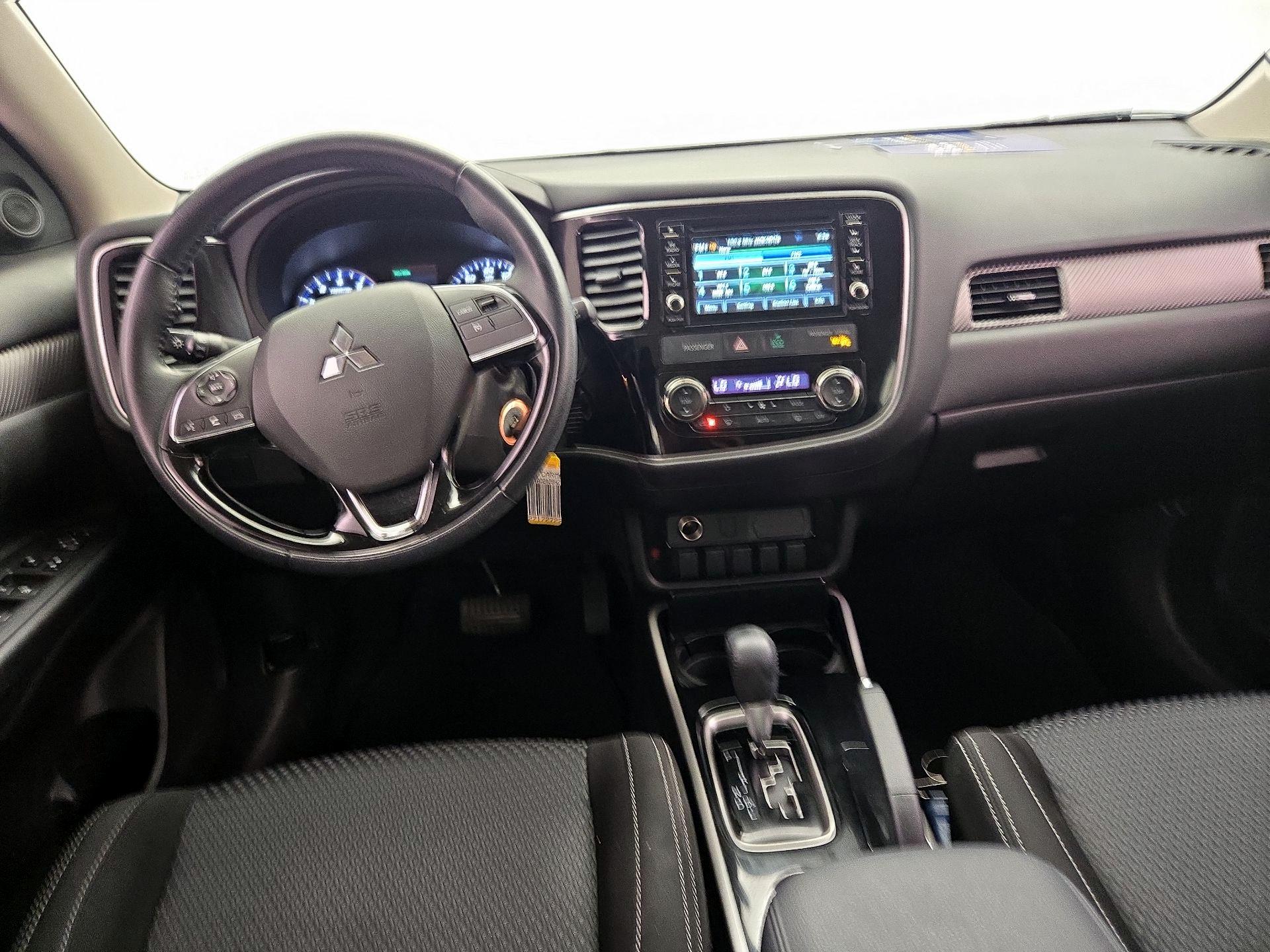 Thumbnail: 2017 Mitsubishi Outlander - 9