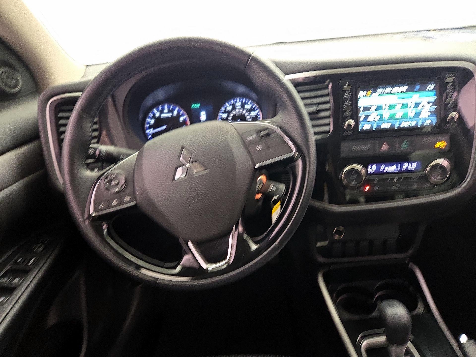 Thumbnail: 2017 Mitsubishi Outlander - 10