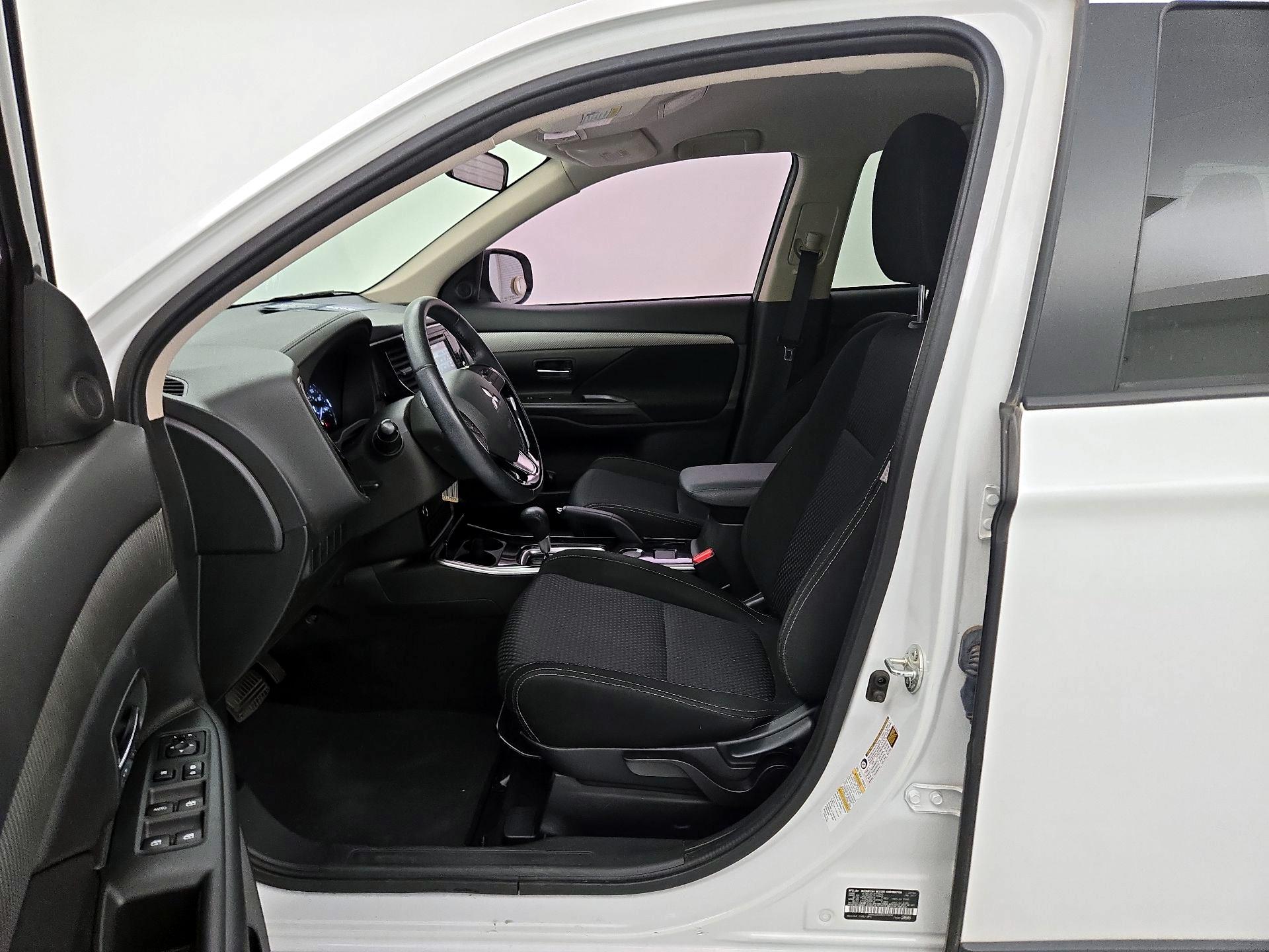 Thumbnail: 2017 Mitsubishi Outlander - 11