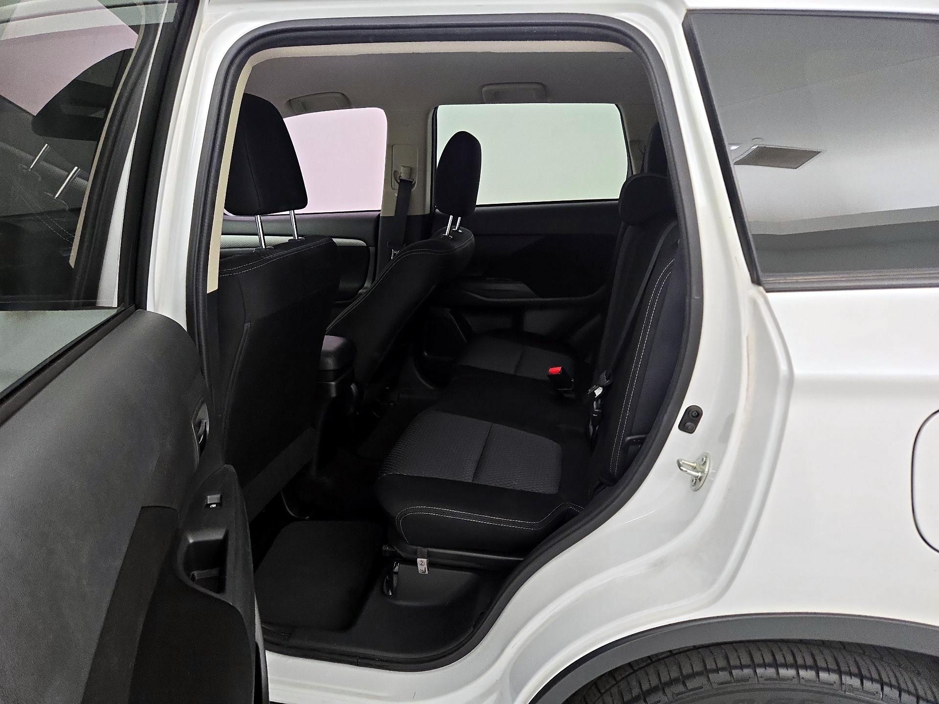 Thumbnail: 2017 Mitsubishi Outlander - 19
