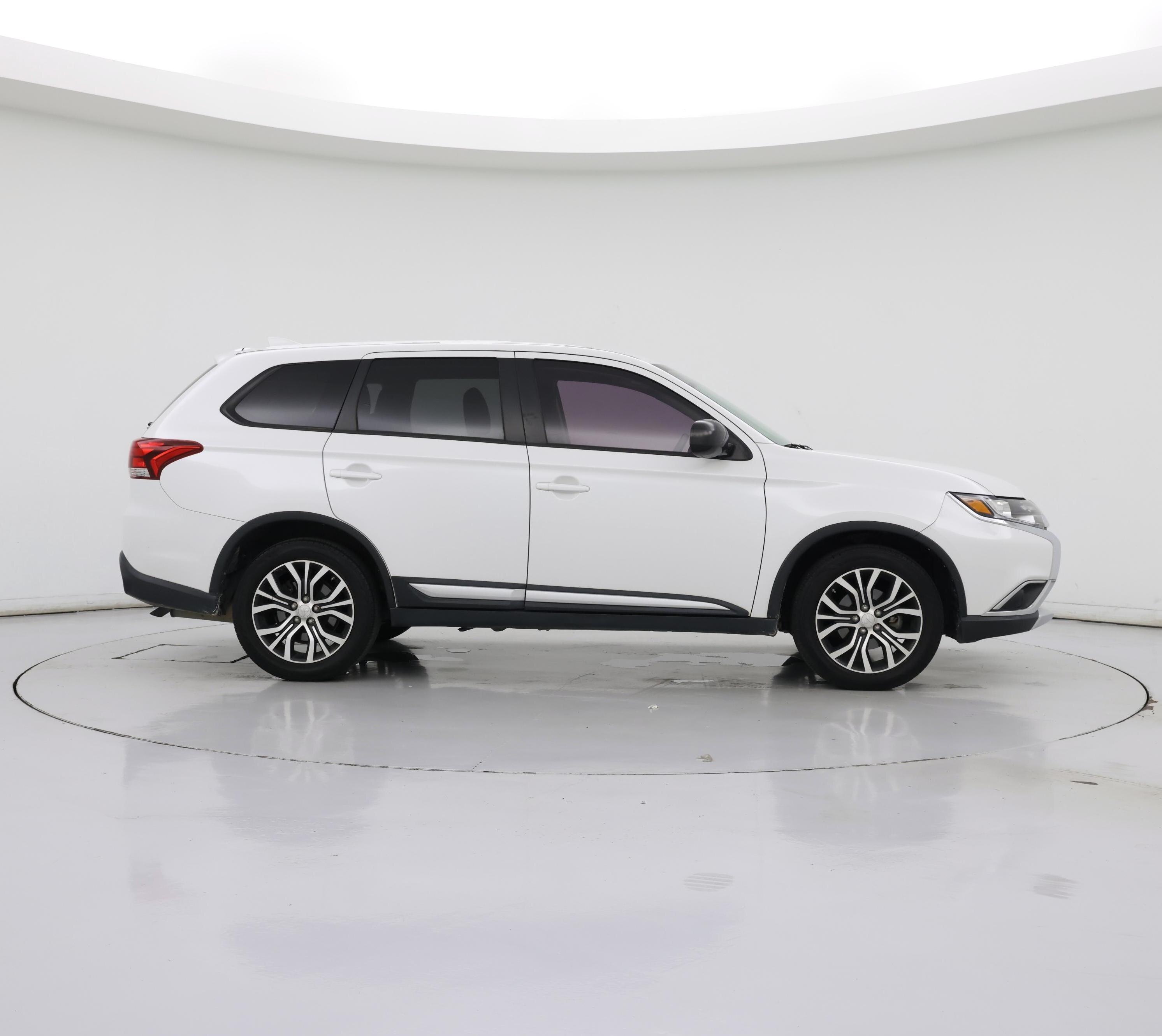 Thumbnail: 2017 Mitsubishi Outlander - 7