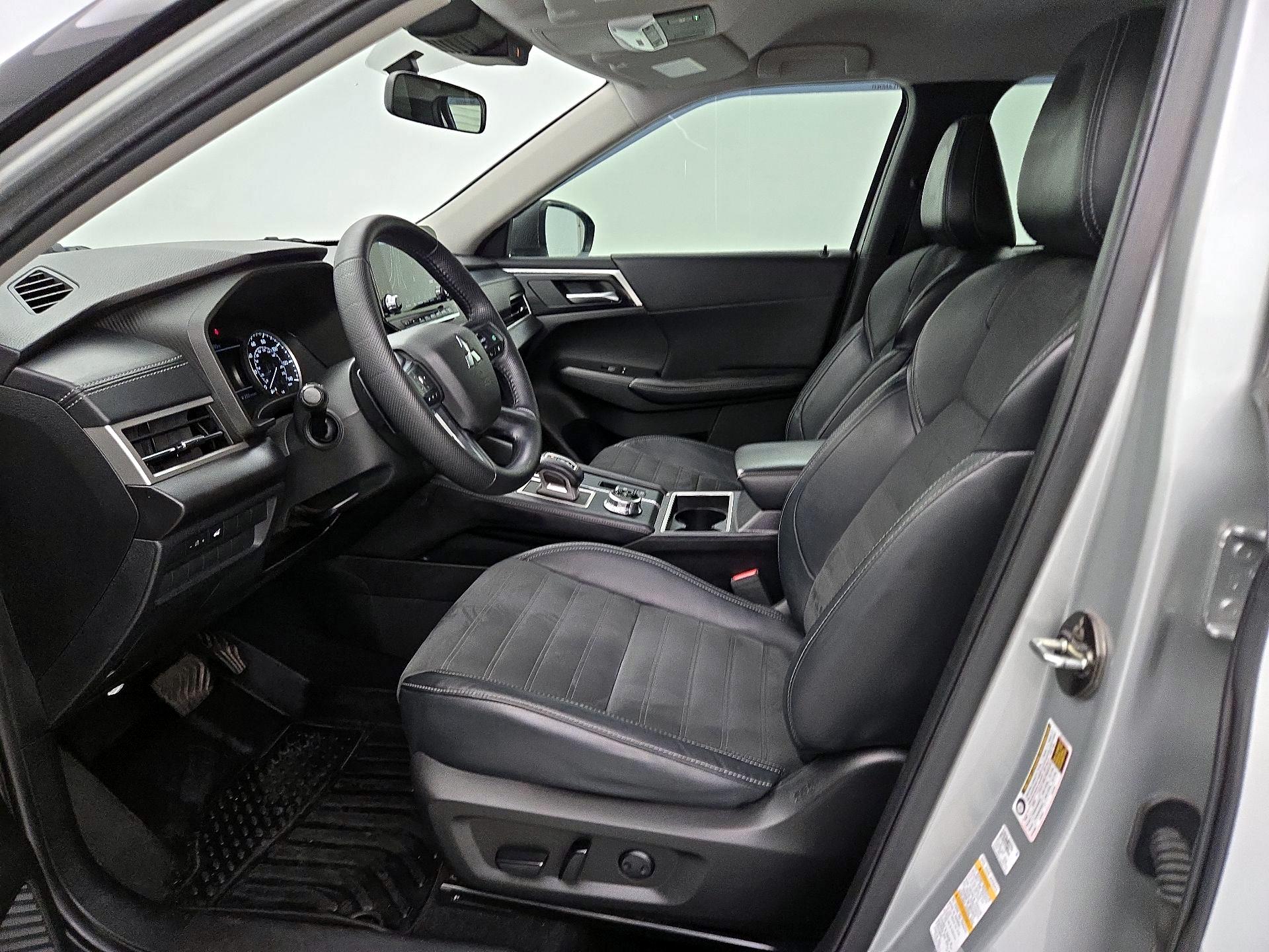 Thumbnail: 2022 Mitsubishi Outlander - 11