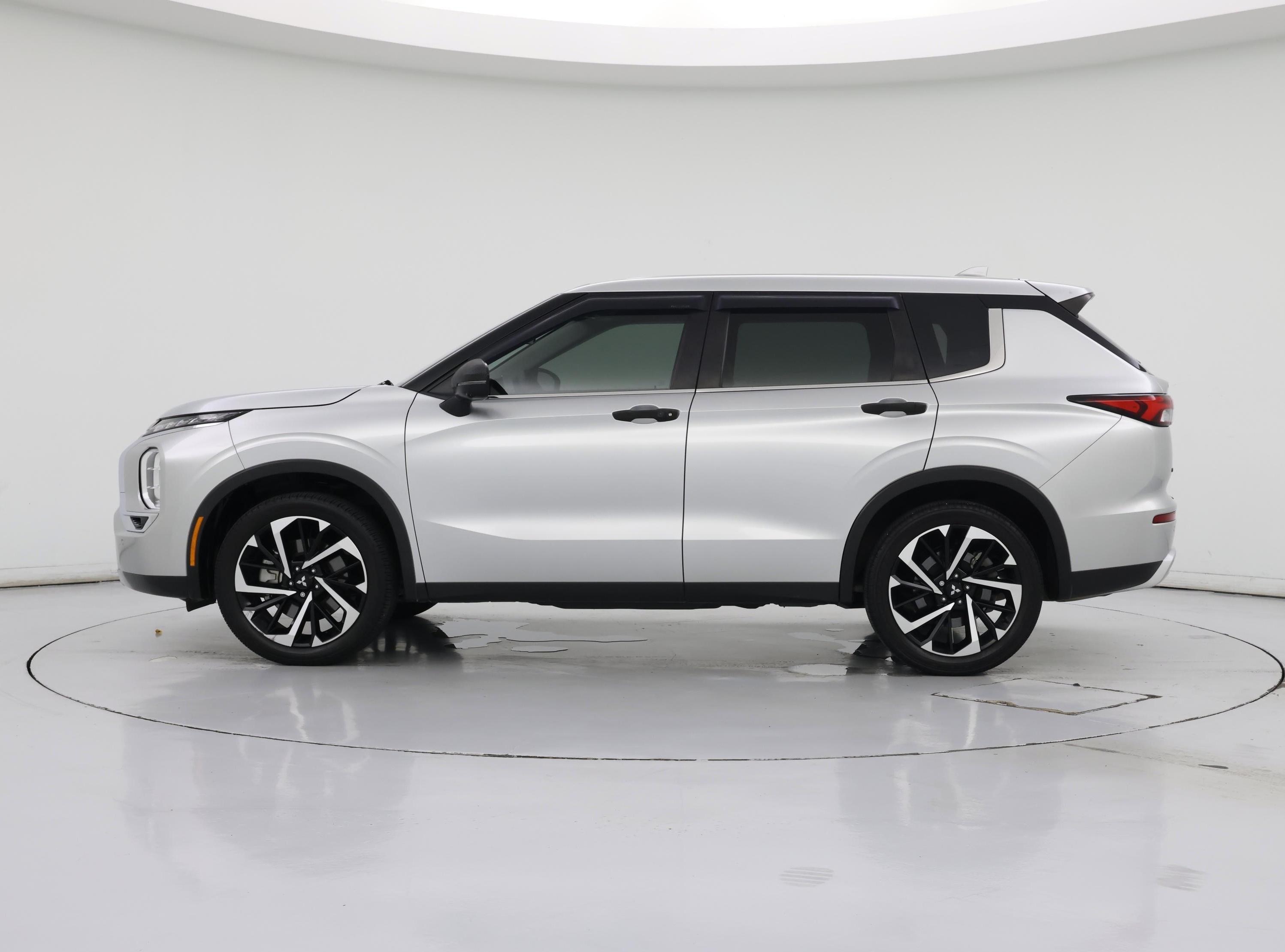 Thumbnail: 2022 Mitsubishi Outlander - 3