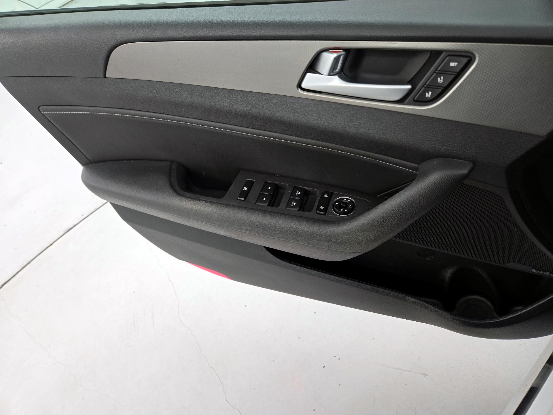 Thumbnail: 2016 Hyundai Sonata - 12