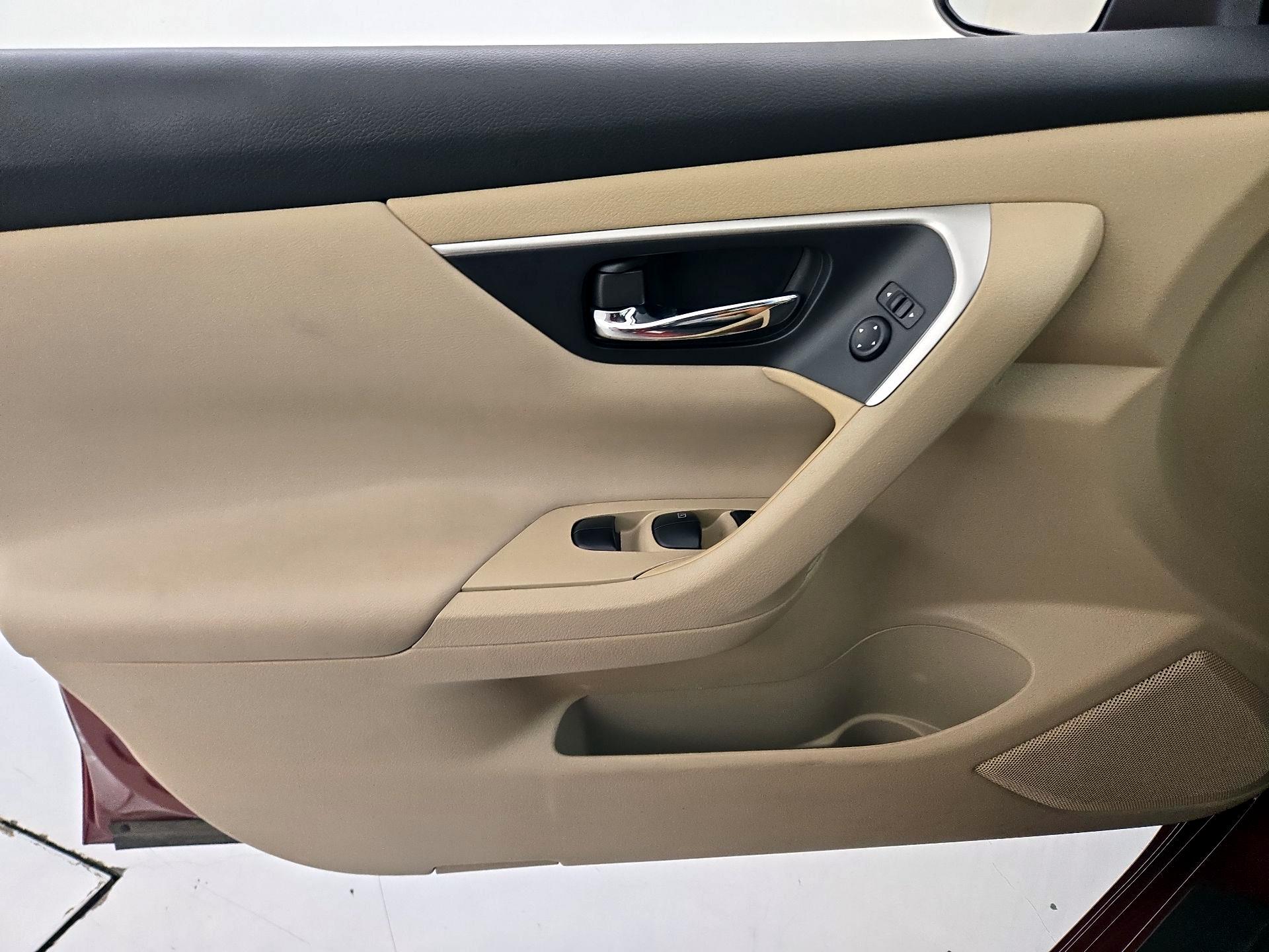 Thumbnail: 2016 Nissan Altima - 12