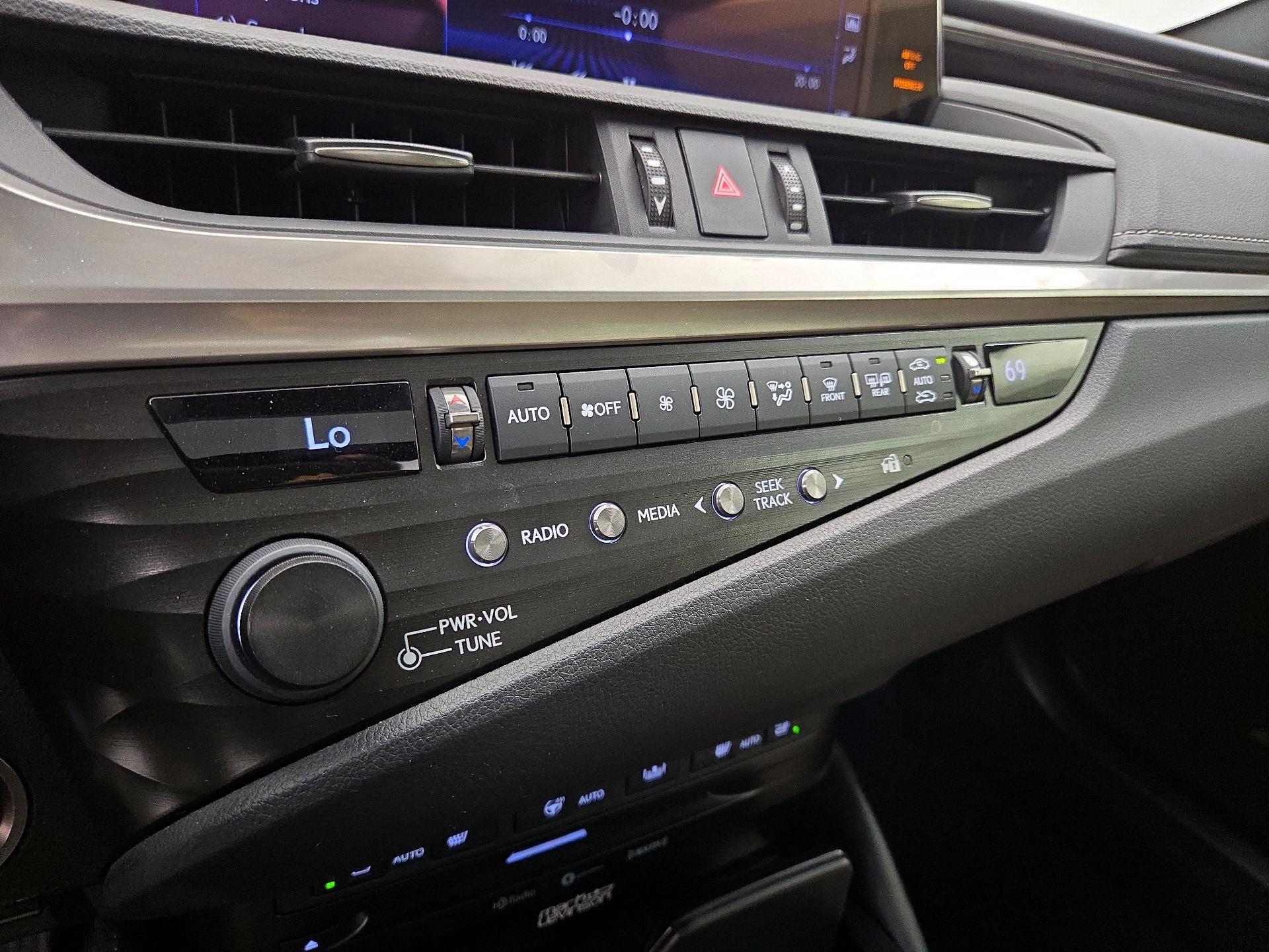 Thumbnail: 2020 Lexus ES - 17