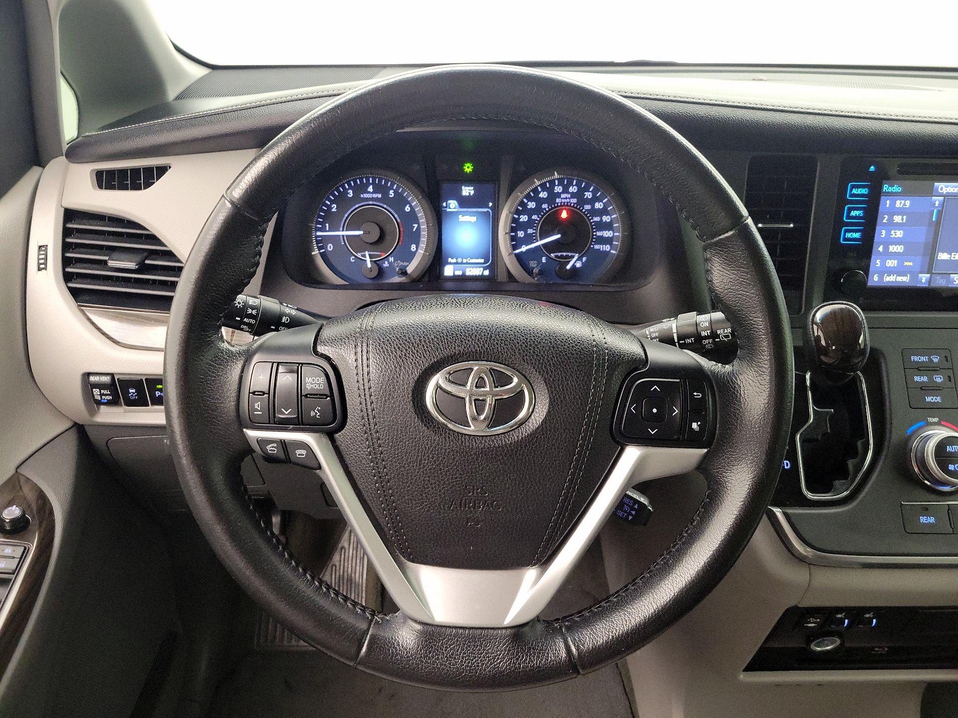 Thumbnail: 2016 Toyota Sienna - 10