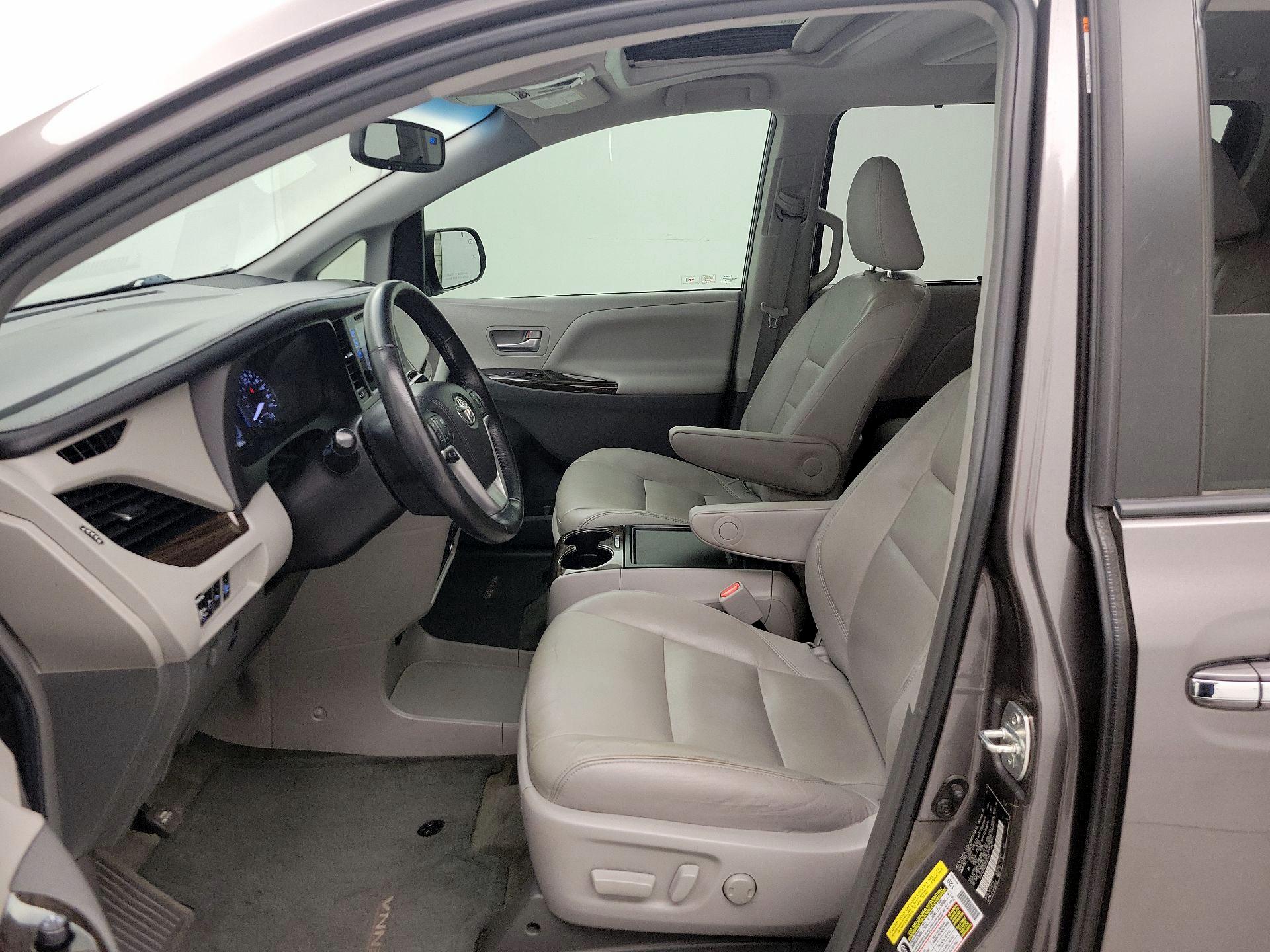 Thumbnail: 2016 Toyota Sienna - 11