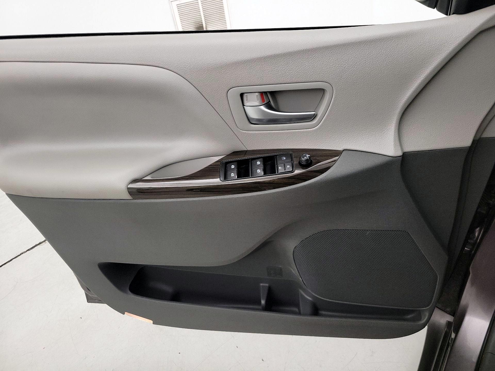 Thumbnail: 2016 Toyota Sienna - 12