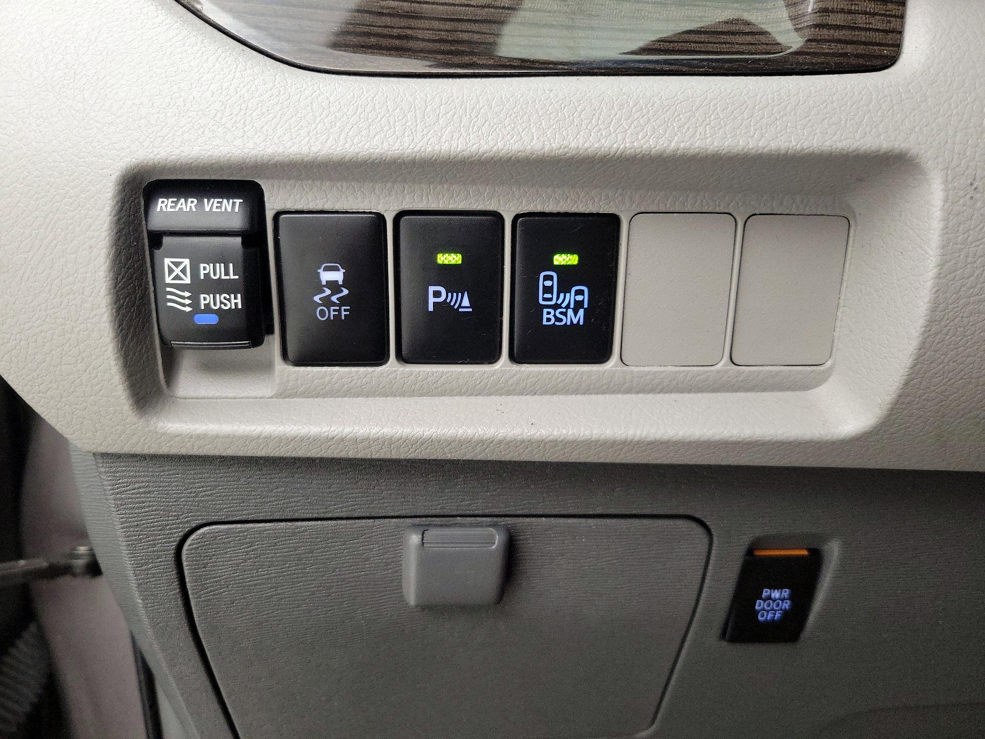 Thumbnail: 2016 Toyota Sienna - 13