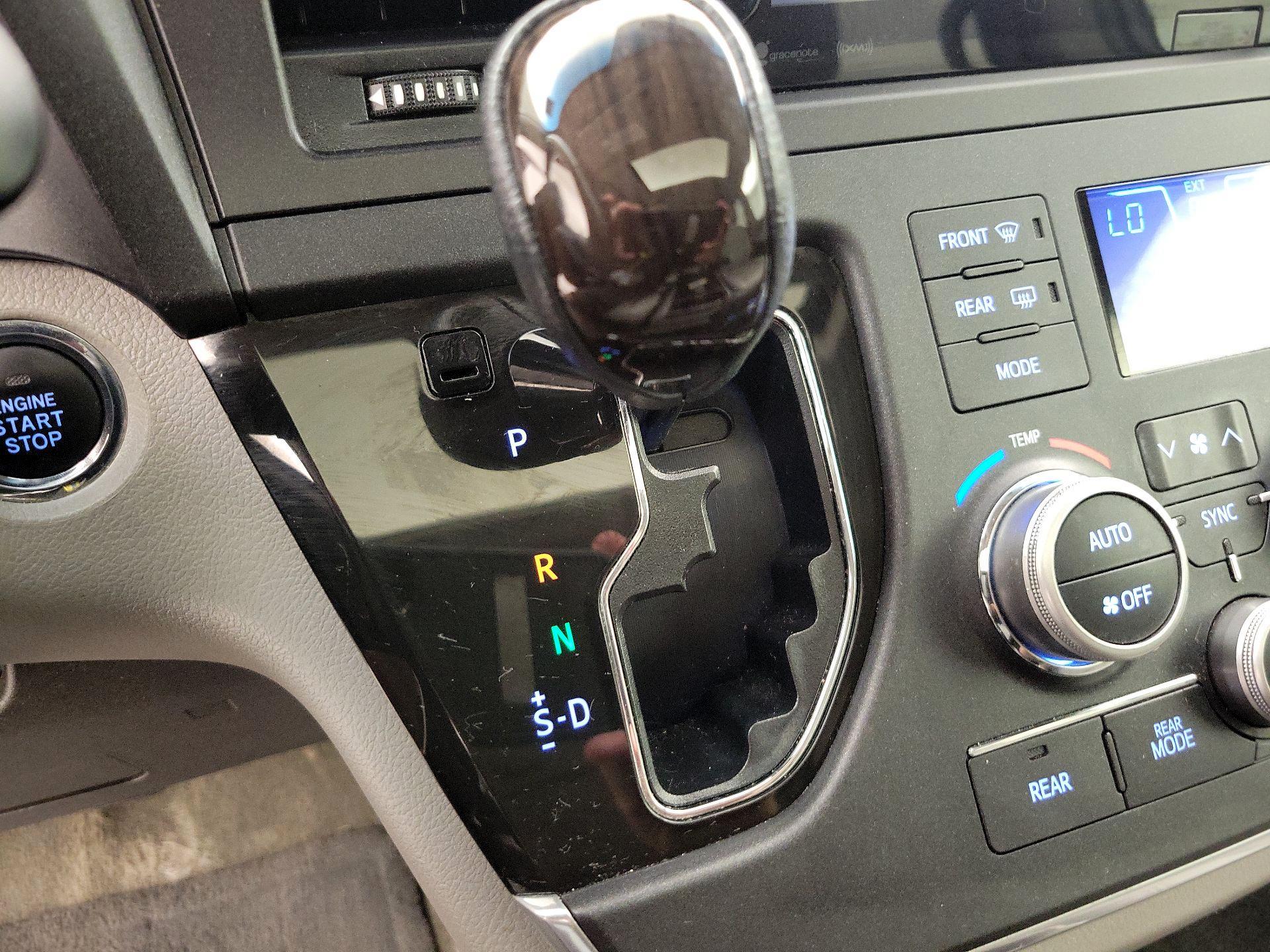 Thumbnail: 2016 Toyota Sienna - 17