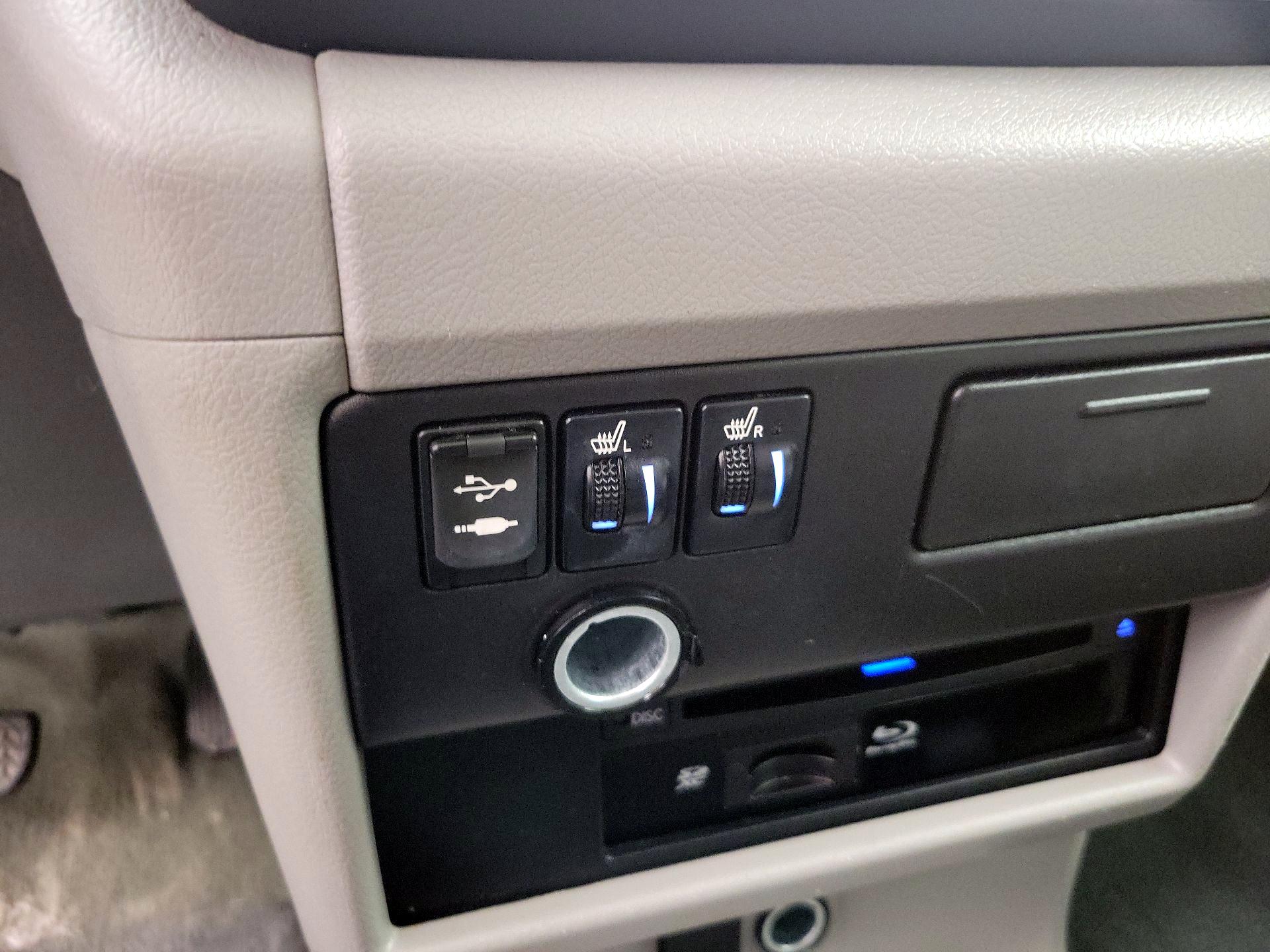 Thumbnail: 2016 Toyota Sienna - 18