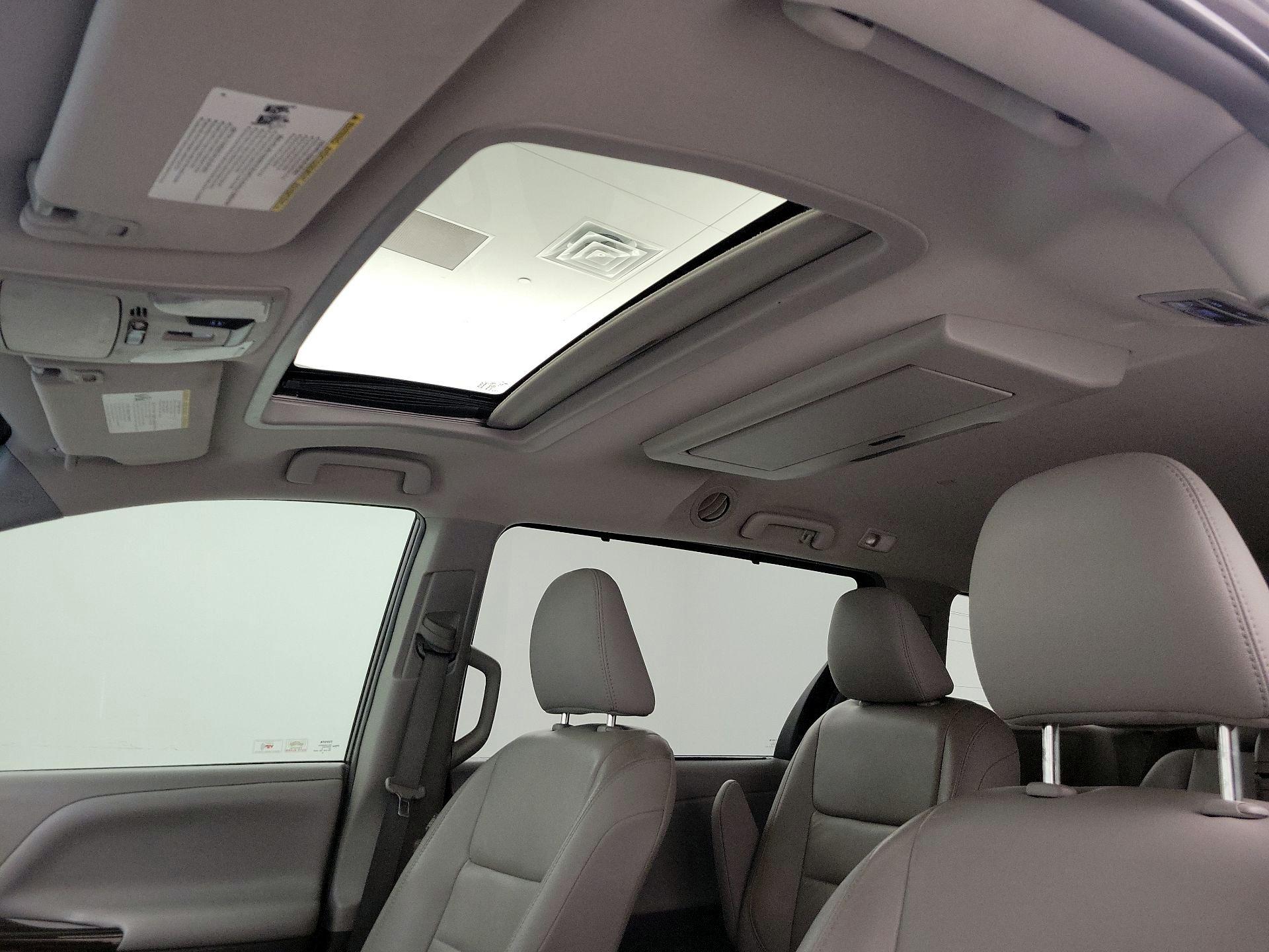 Thumbnail: 2016 Toyota Sienna - 19