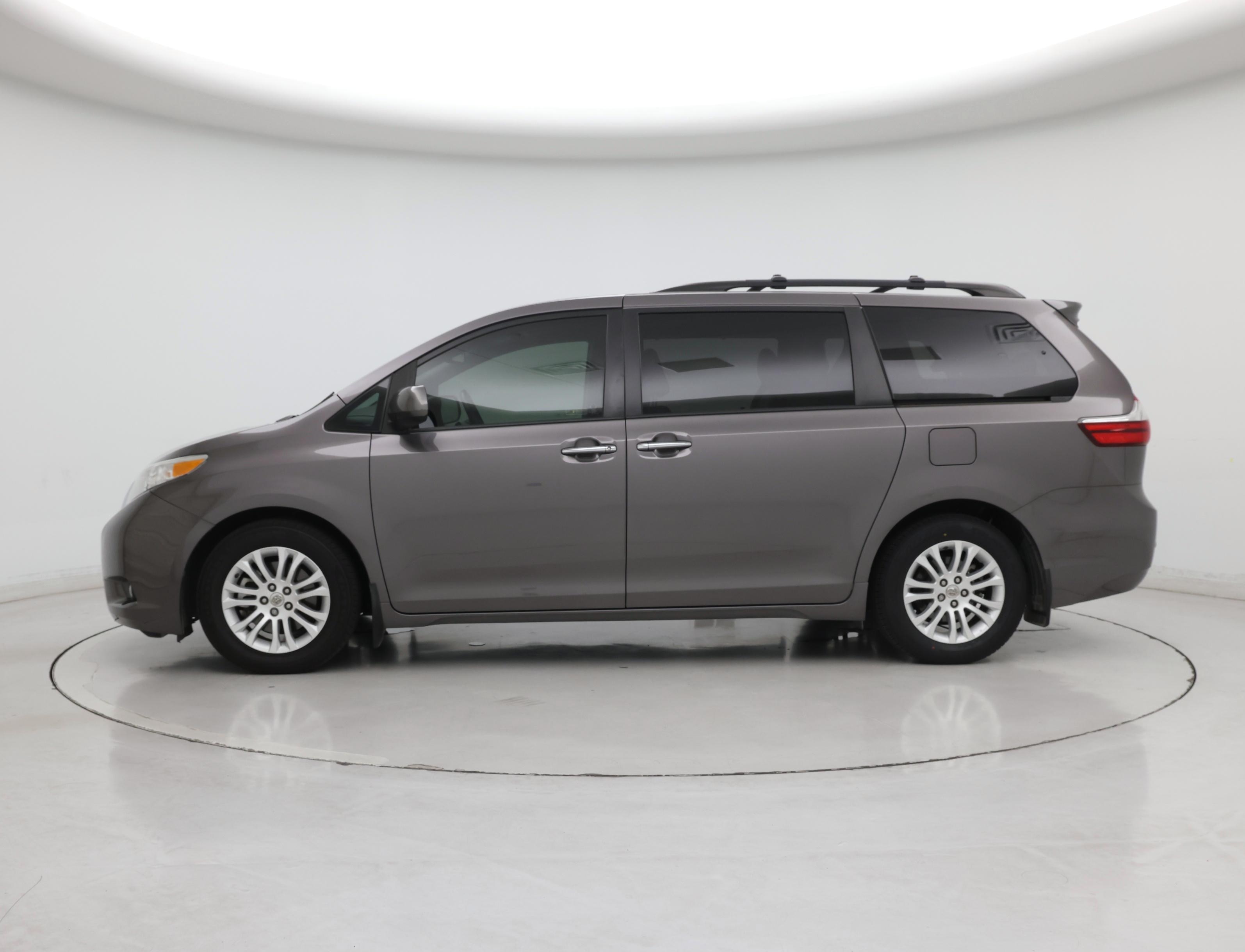 Thumbnail: 2016 Toyota Sienna - 3