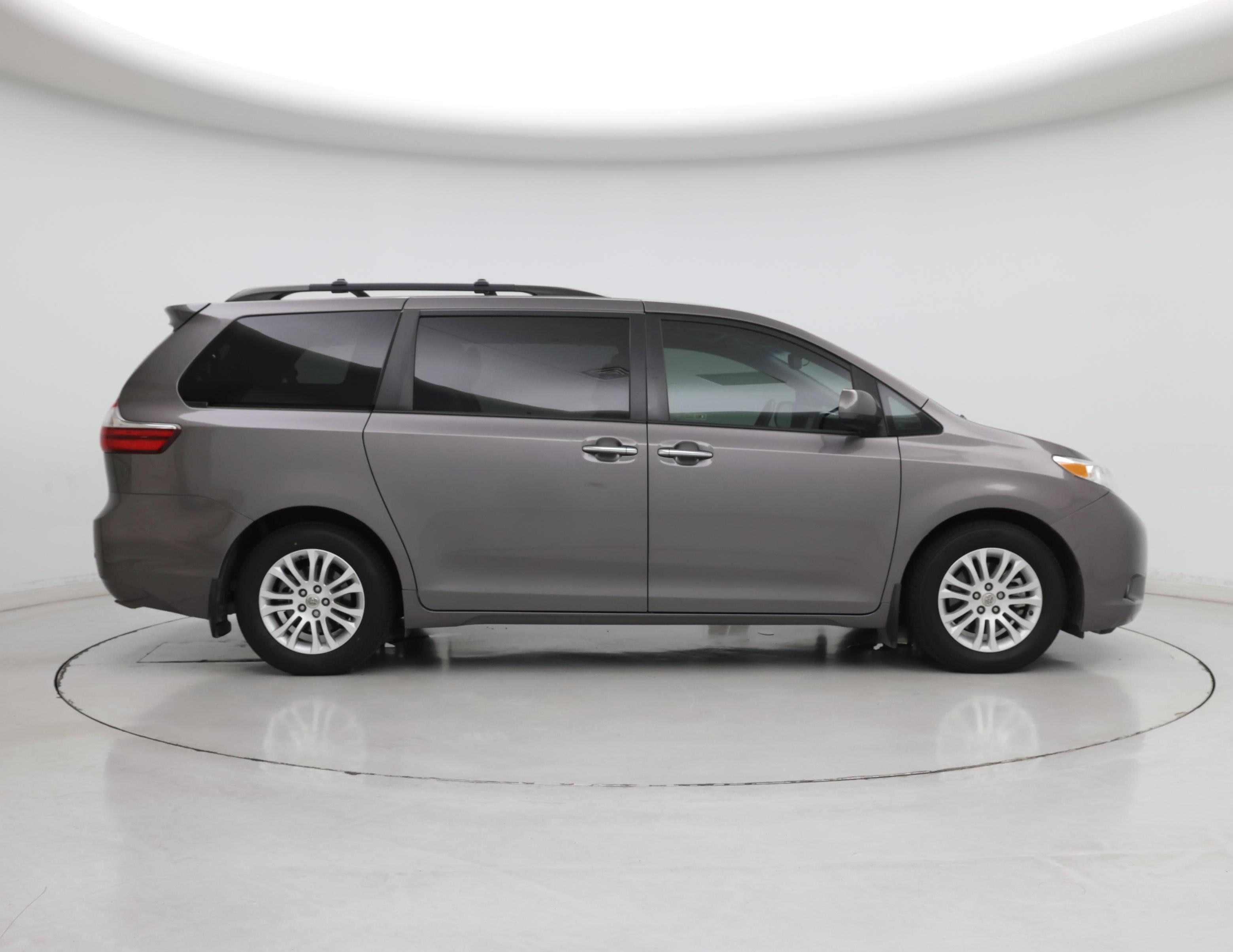 Thumbnail: 2016 Toyota Sienna - 7