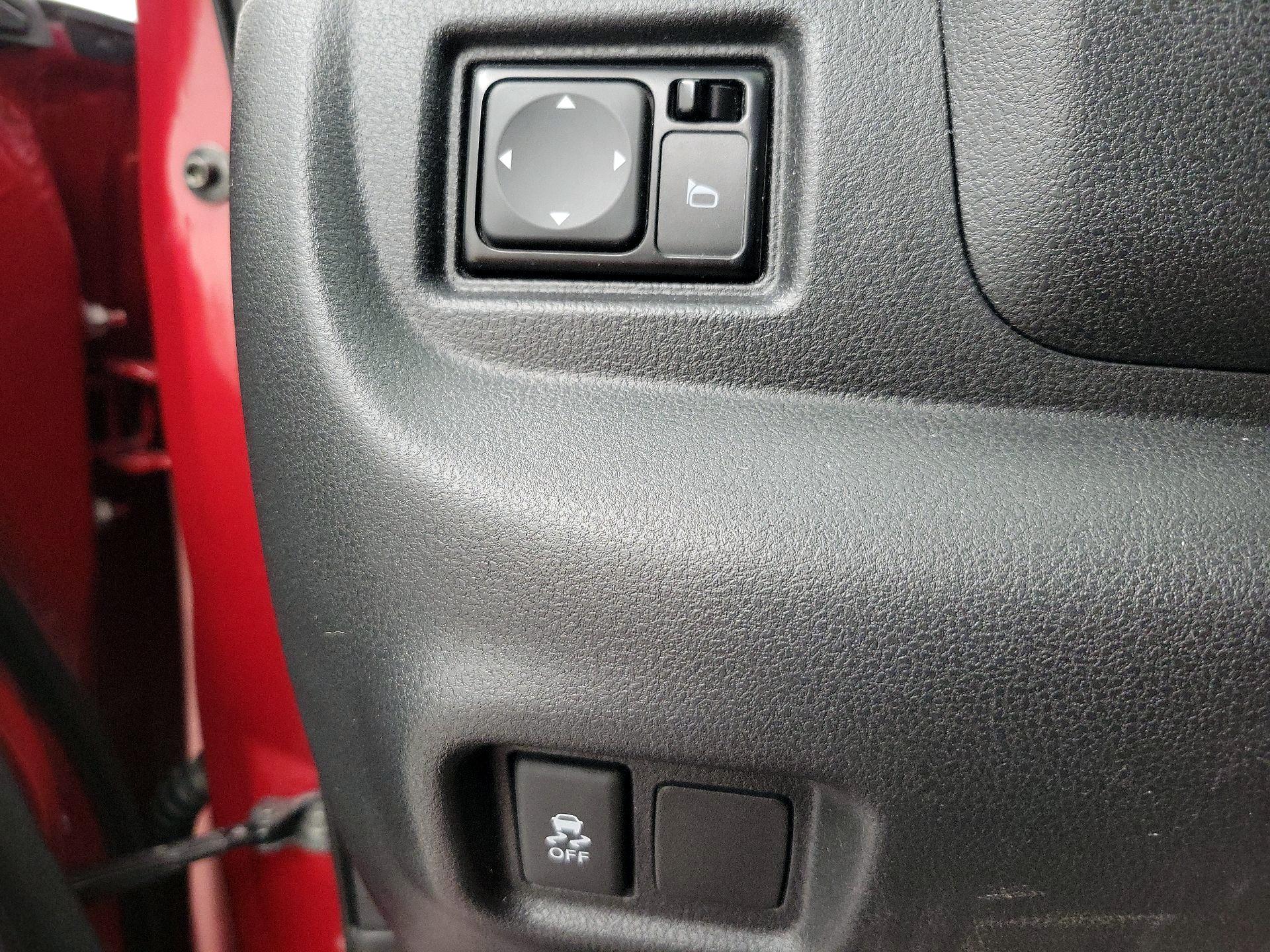 Thumbnail: 2014 Nissan Versa Note - 13
