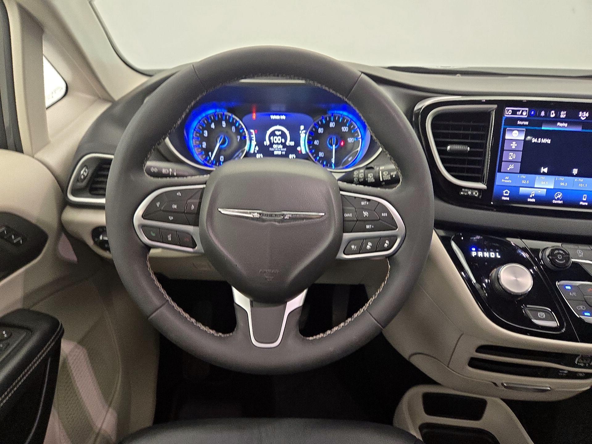 Thumbnail: 2022 Chrysler Pacifica - 10