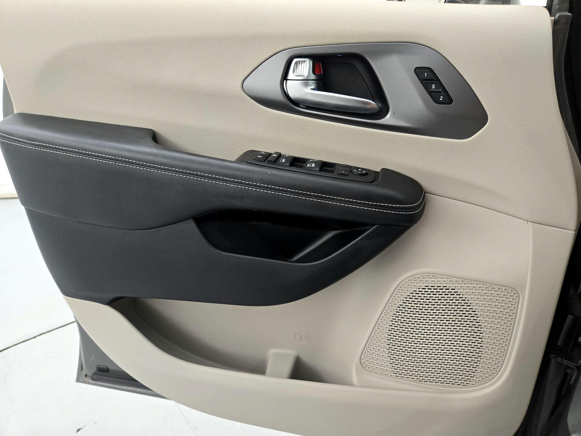 Thumbnail: 2022 Chrysler Pacifica - 12