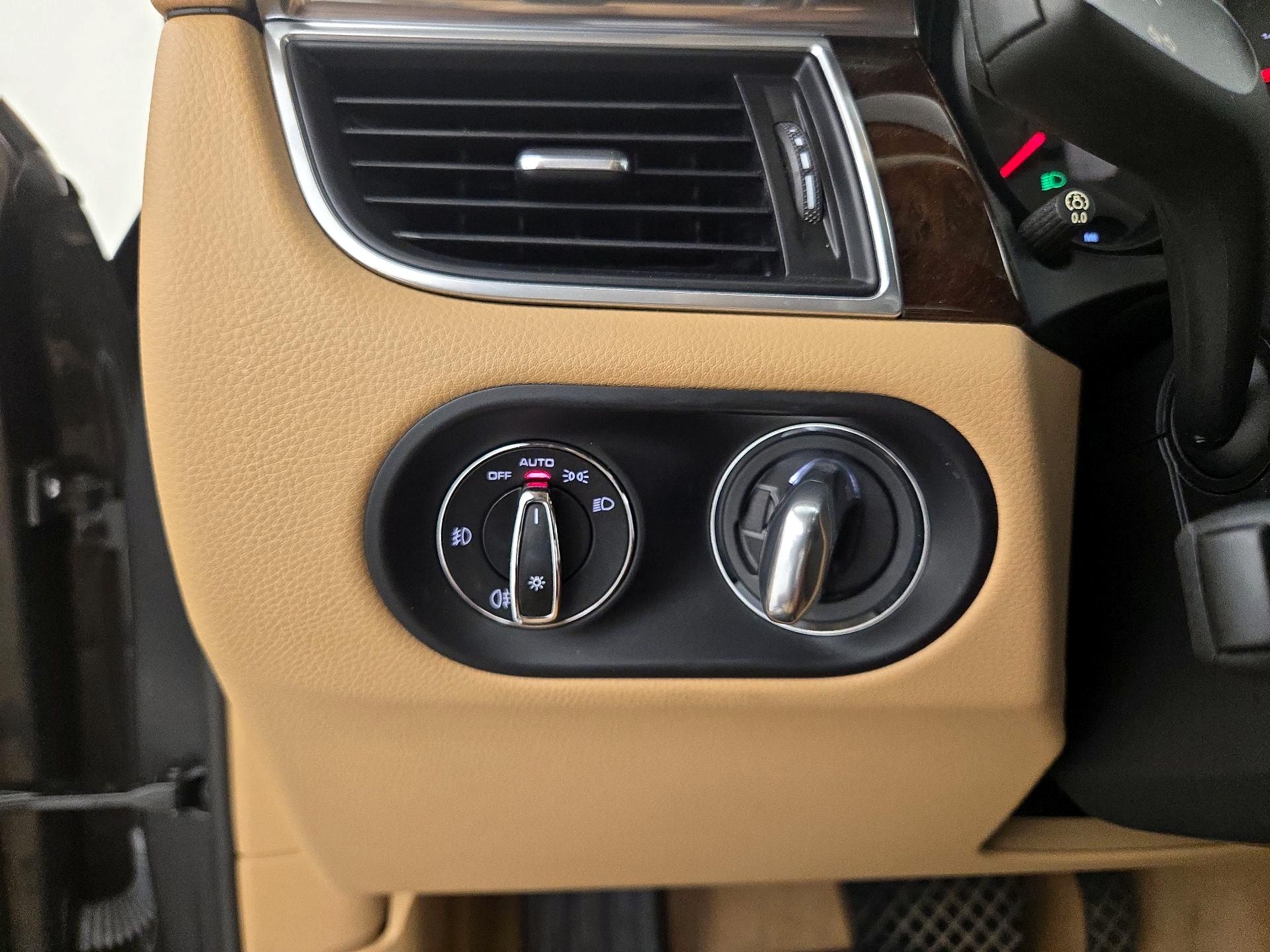 Thumbnail: 2016 Porsche Macan - 13