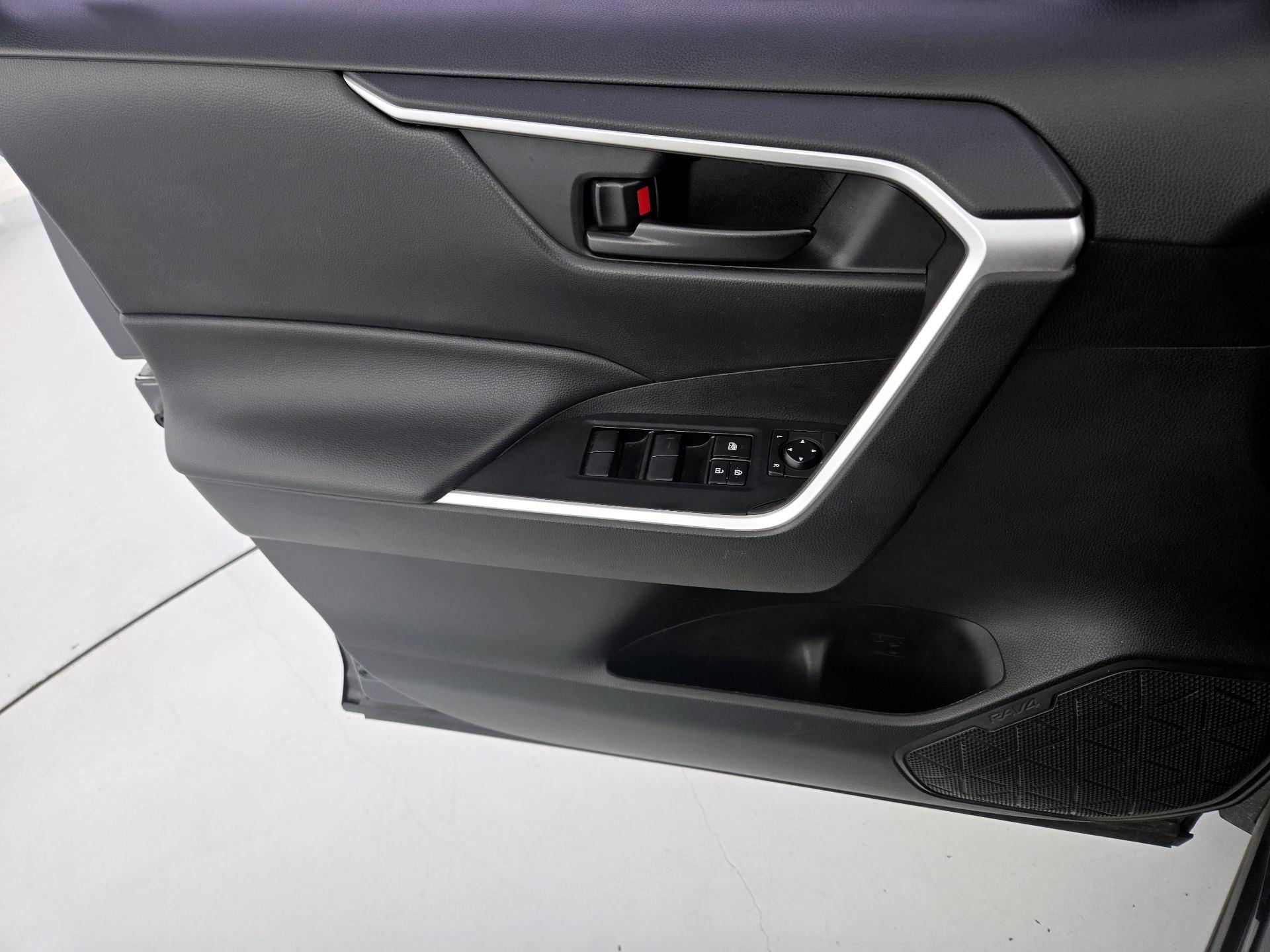 Thumbnail: 2020 Toyota RAV4 - 12