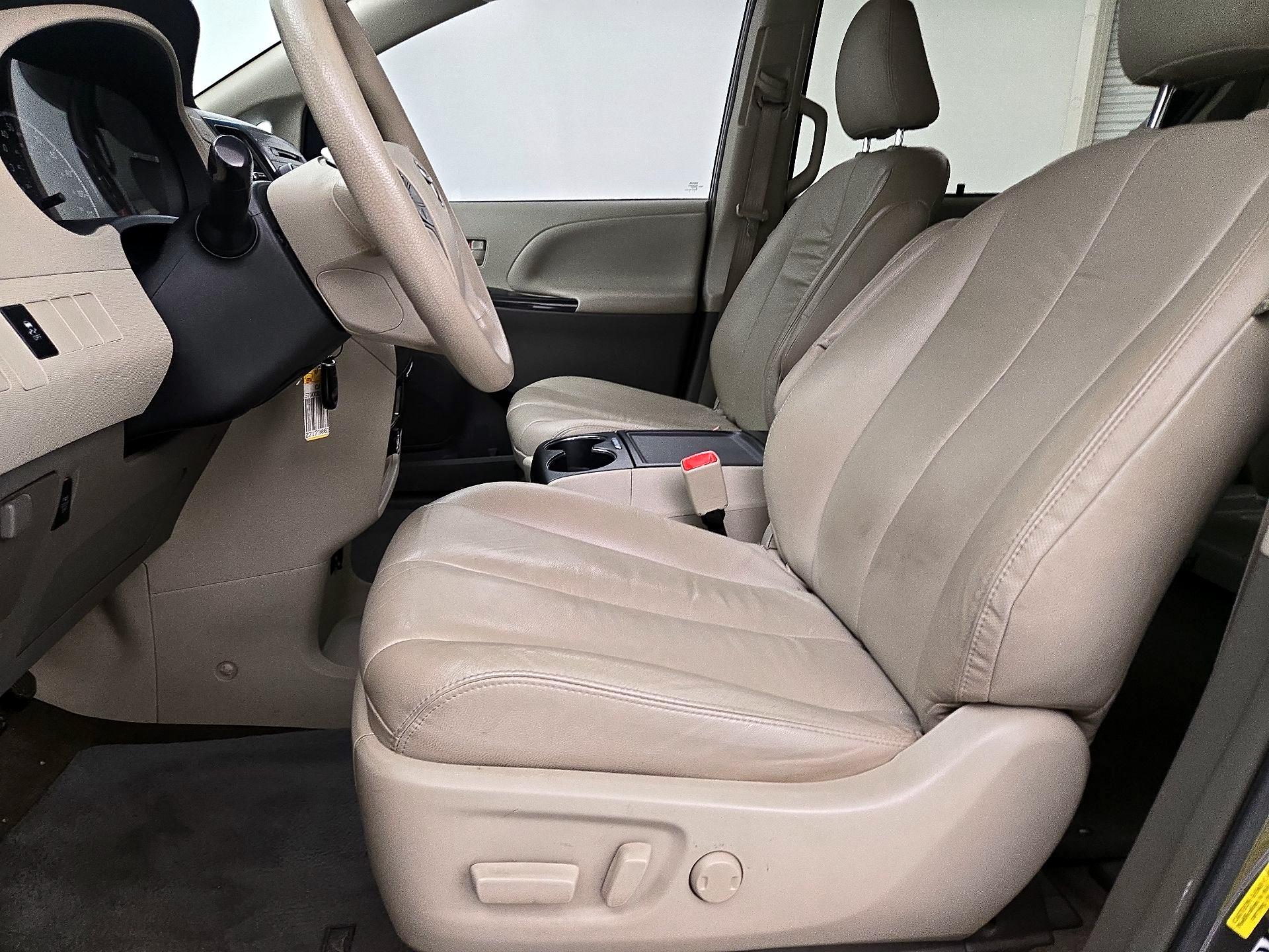 Thumbnail: 2014 Toyota Sienna - 11