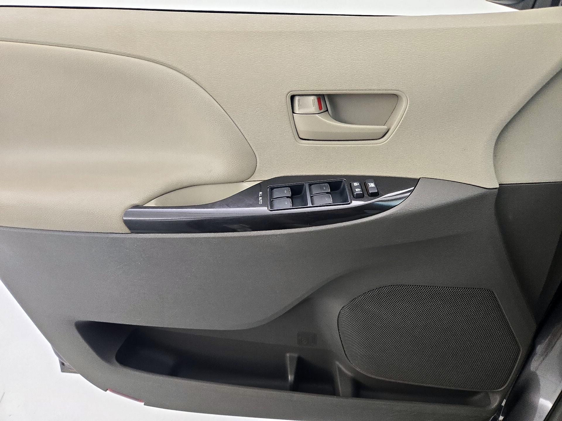 Thumbnail: 2014 Toyota Sienna - 12