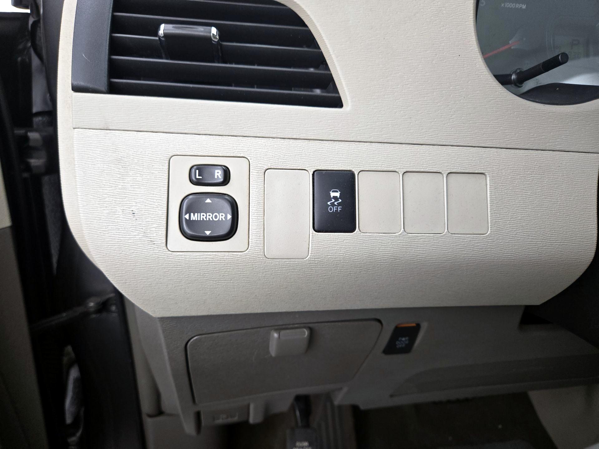 Thumbnail: 2014 Toyota Sienna - 13