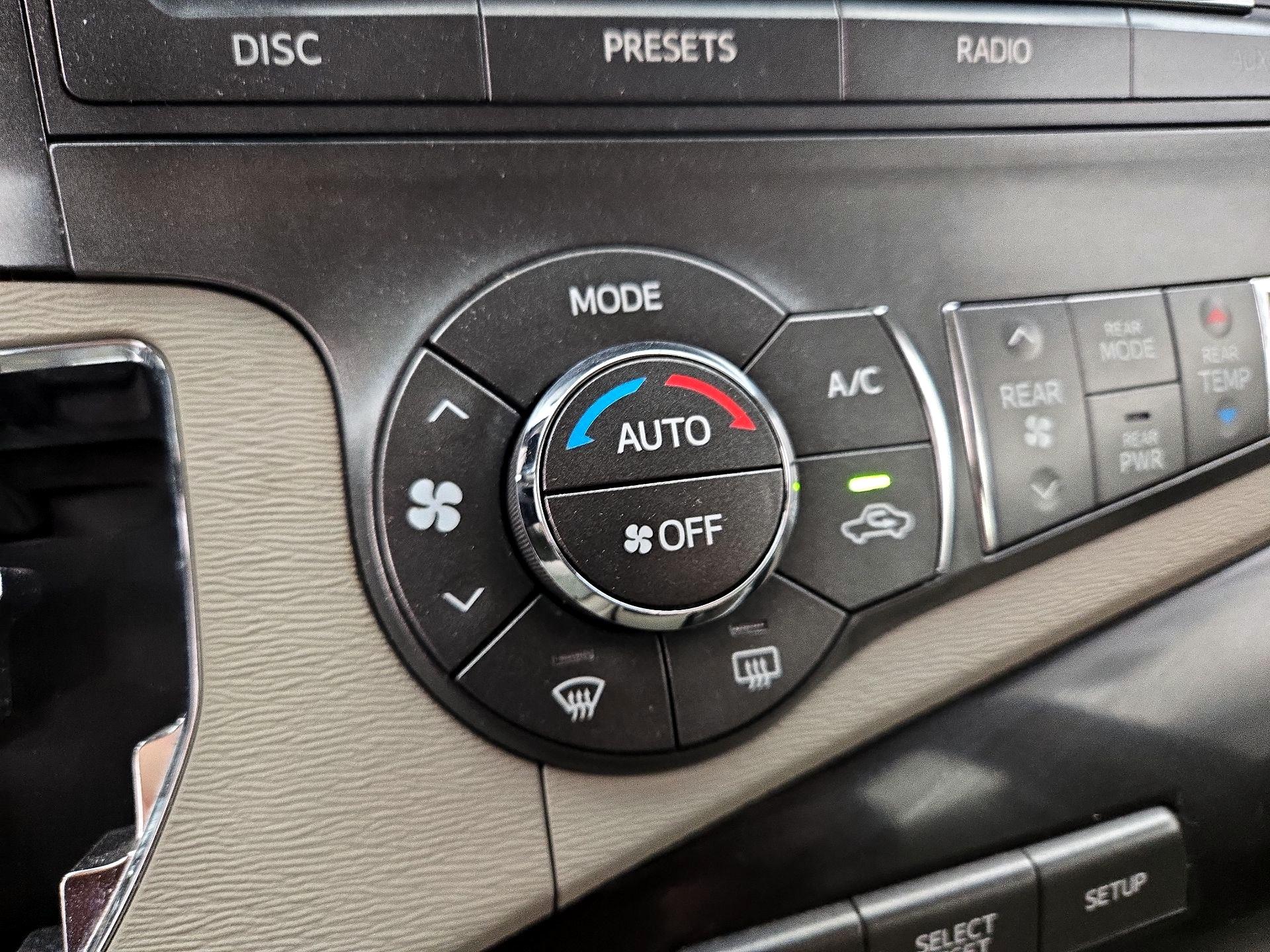 Thumbnail: 2014 Toyota Sienna - 16