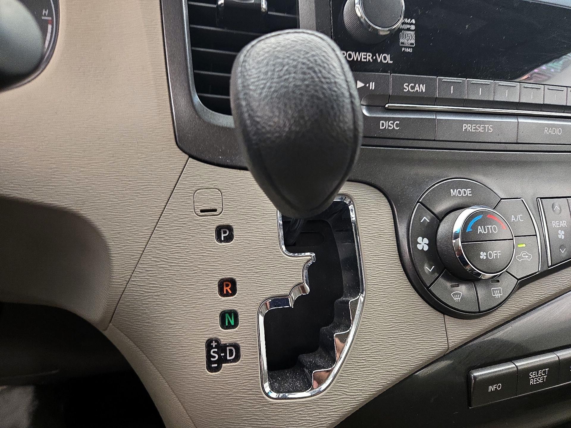 Thumbnail: 2014 Toyota Sienna - 17