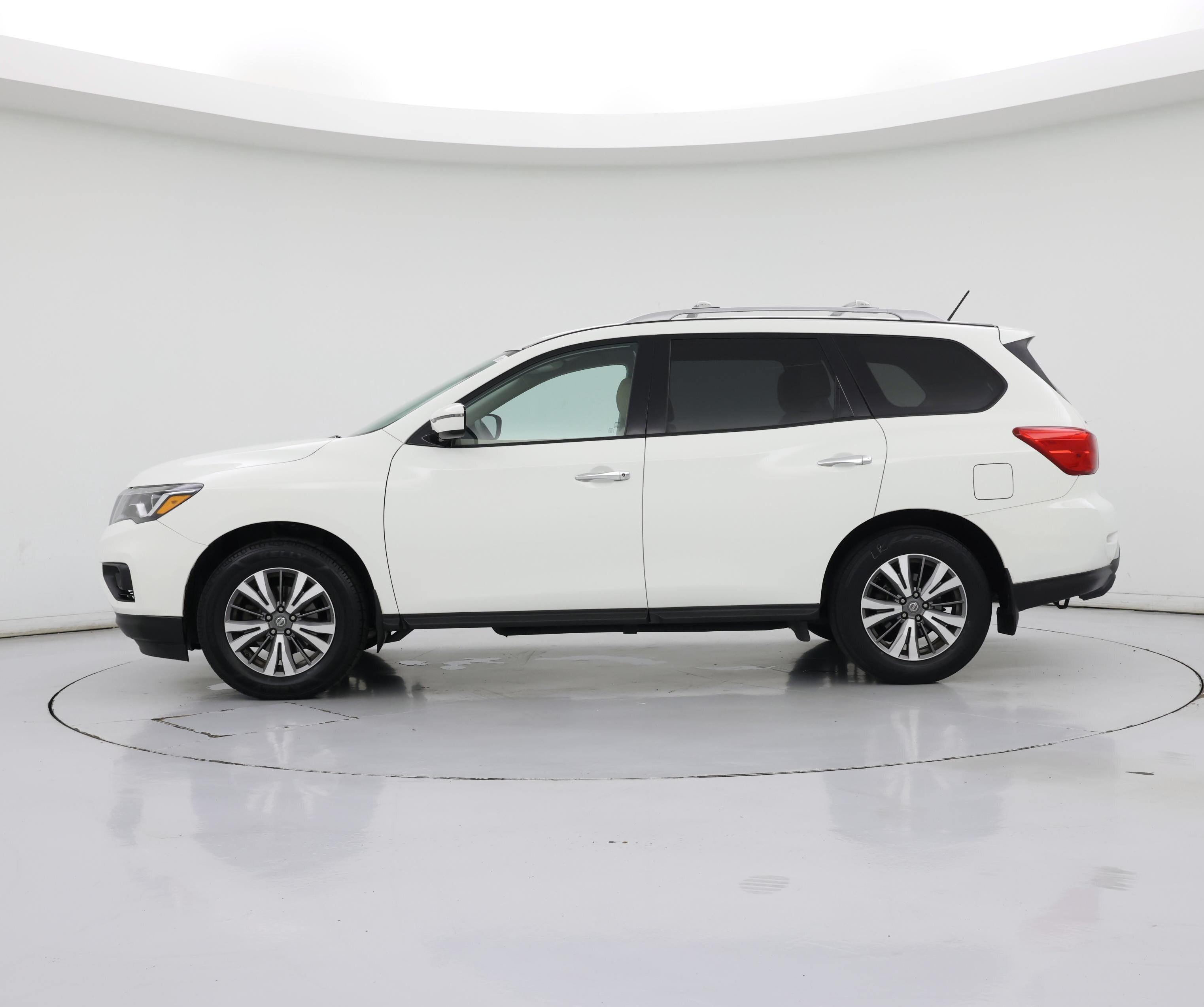 Thumbnail: 2017 Nissan Pathfinder - 3