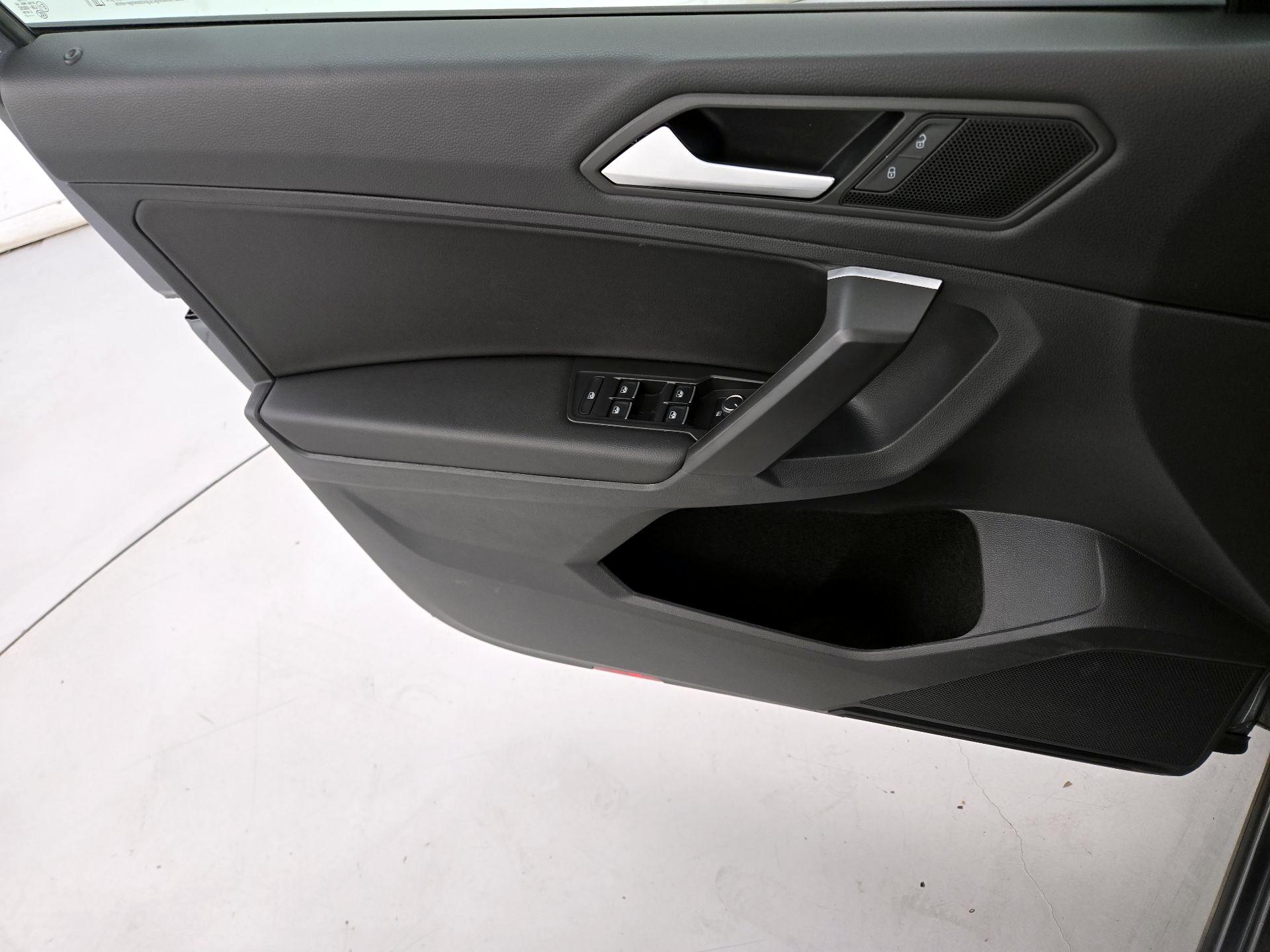 Thumbnail: 2021 Volkswagen Tiguan - 12