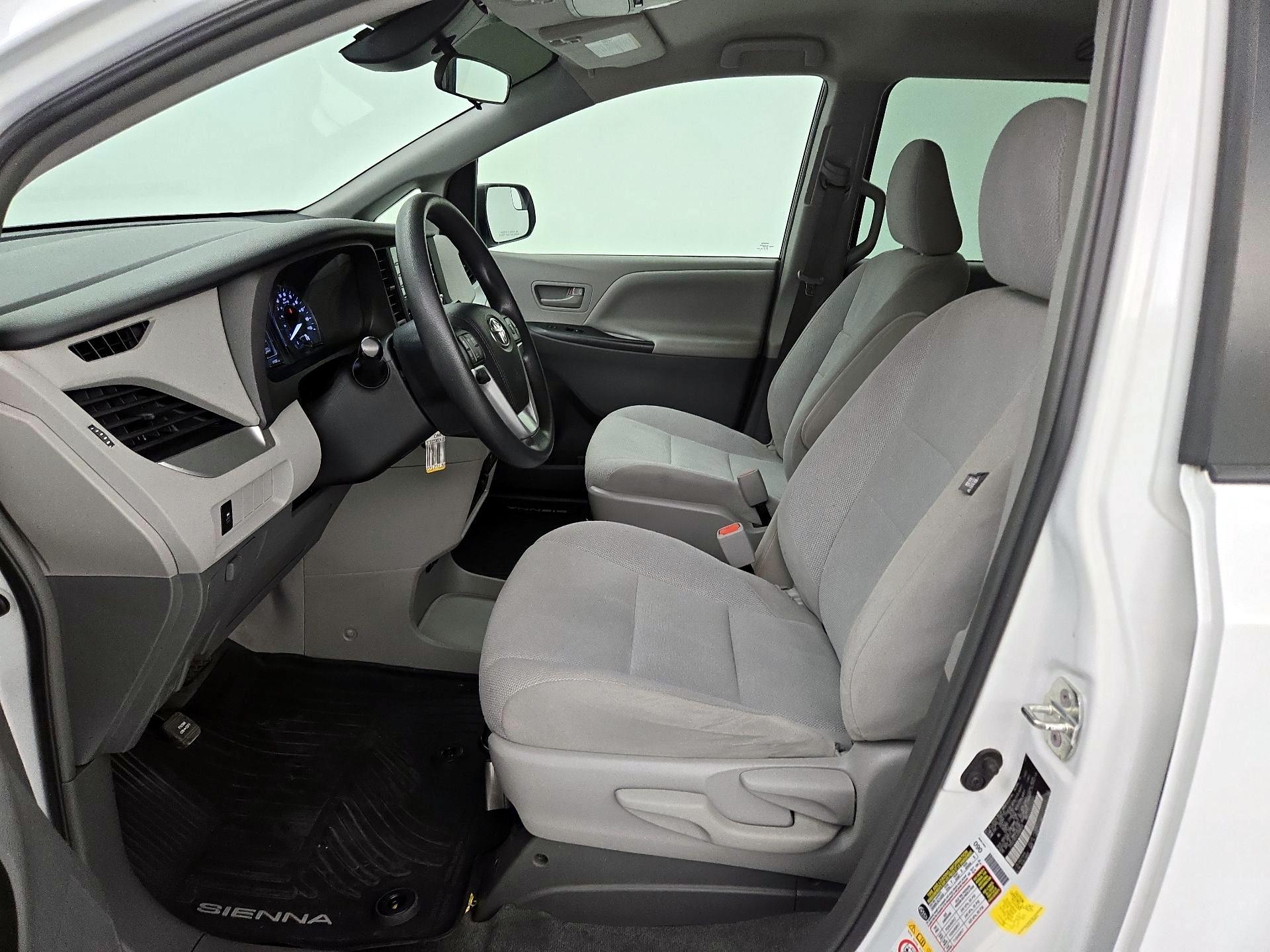Thumbnail: 2018 Toyota Sienna - 11