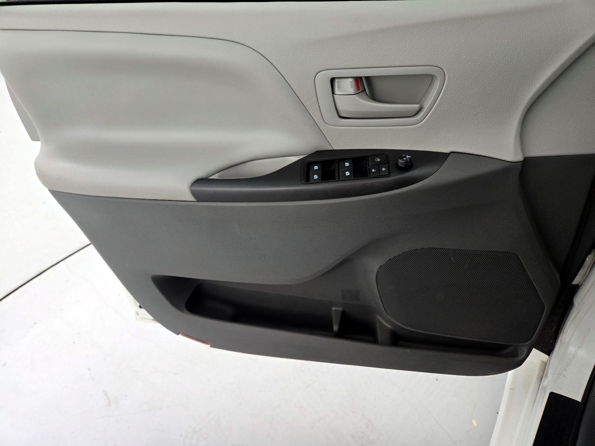 Thumbnail: 2018 Toyota Sienna - 12