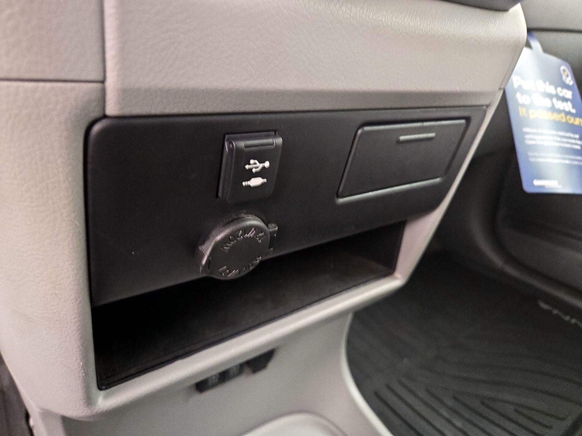 Thumbnail: 2018 Toyota Sienna - 18