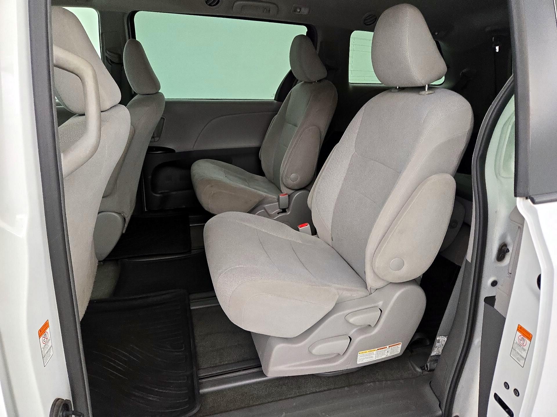 Thumbnail: 2018 Toyota Sienna - 19