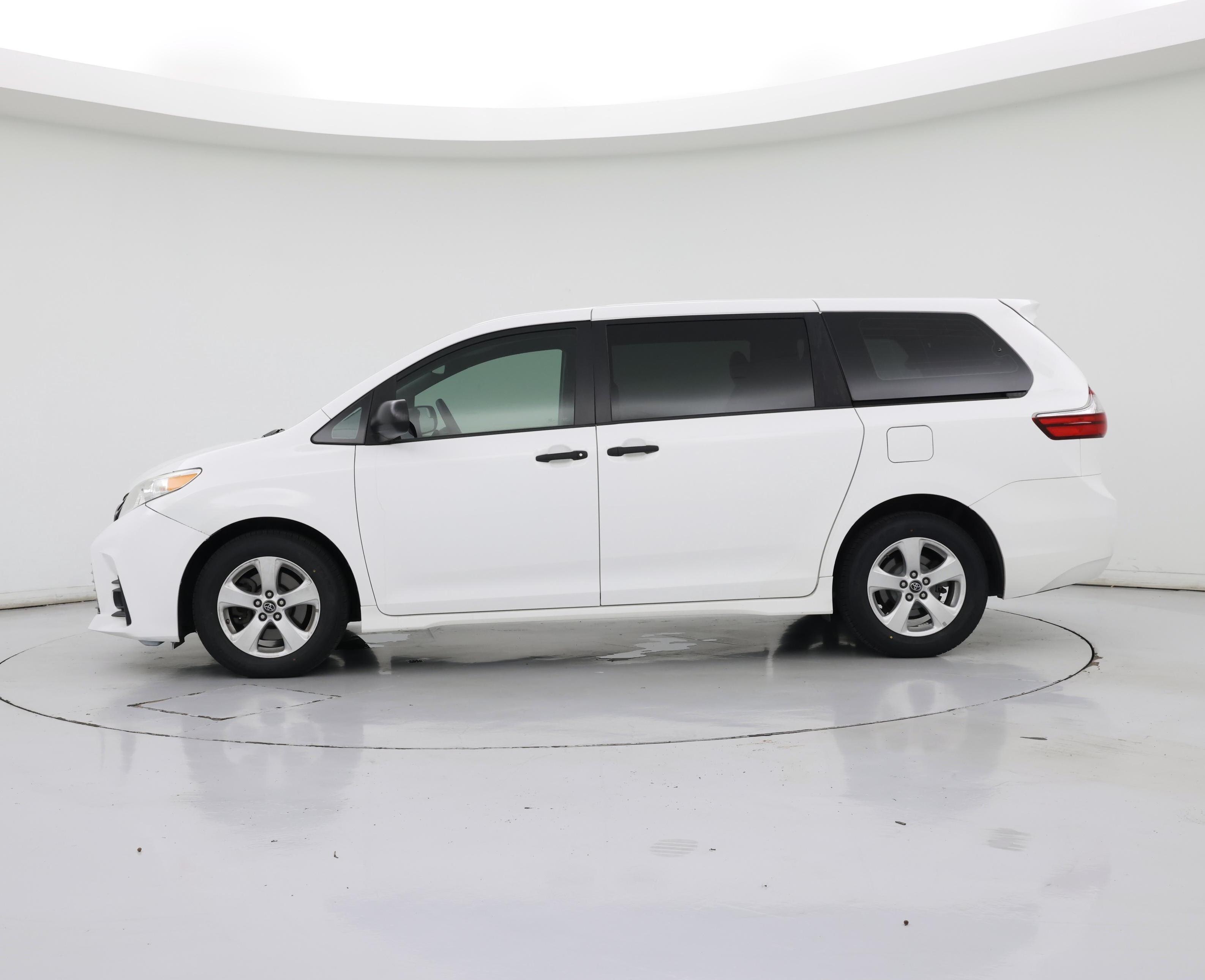 Thumbnail: 2018 Toyota Sienna - 3