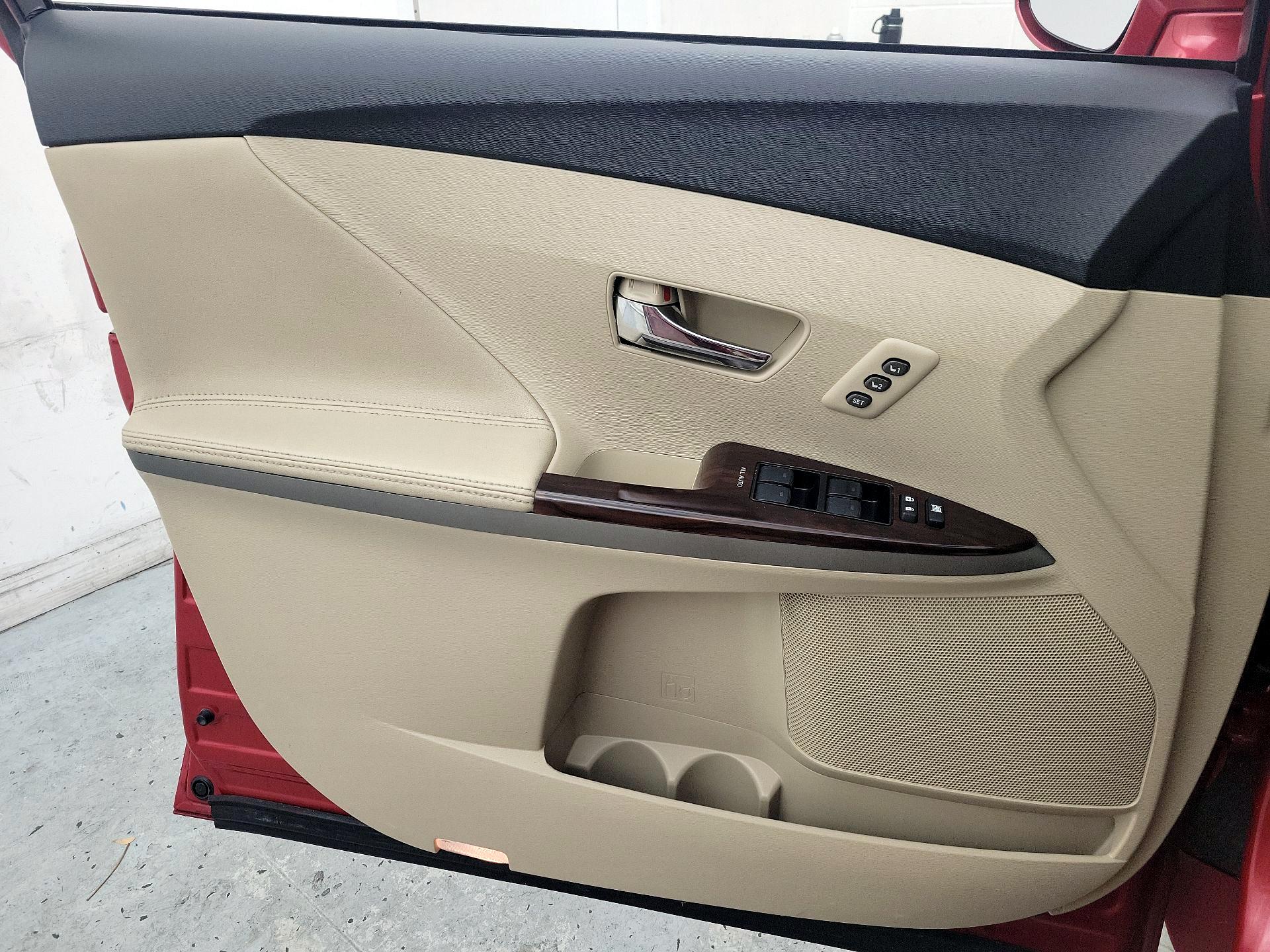 Thumbnail: 2015 Toyota Venza - 12