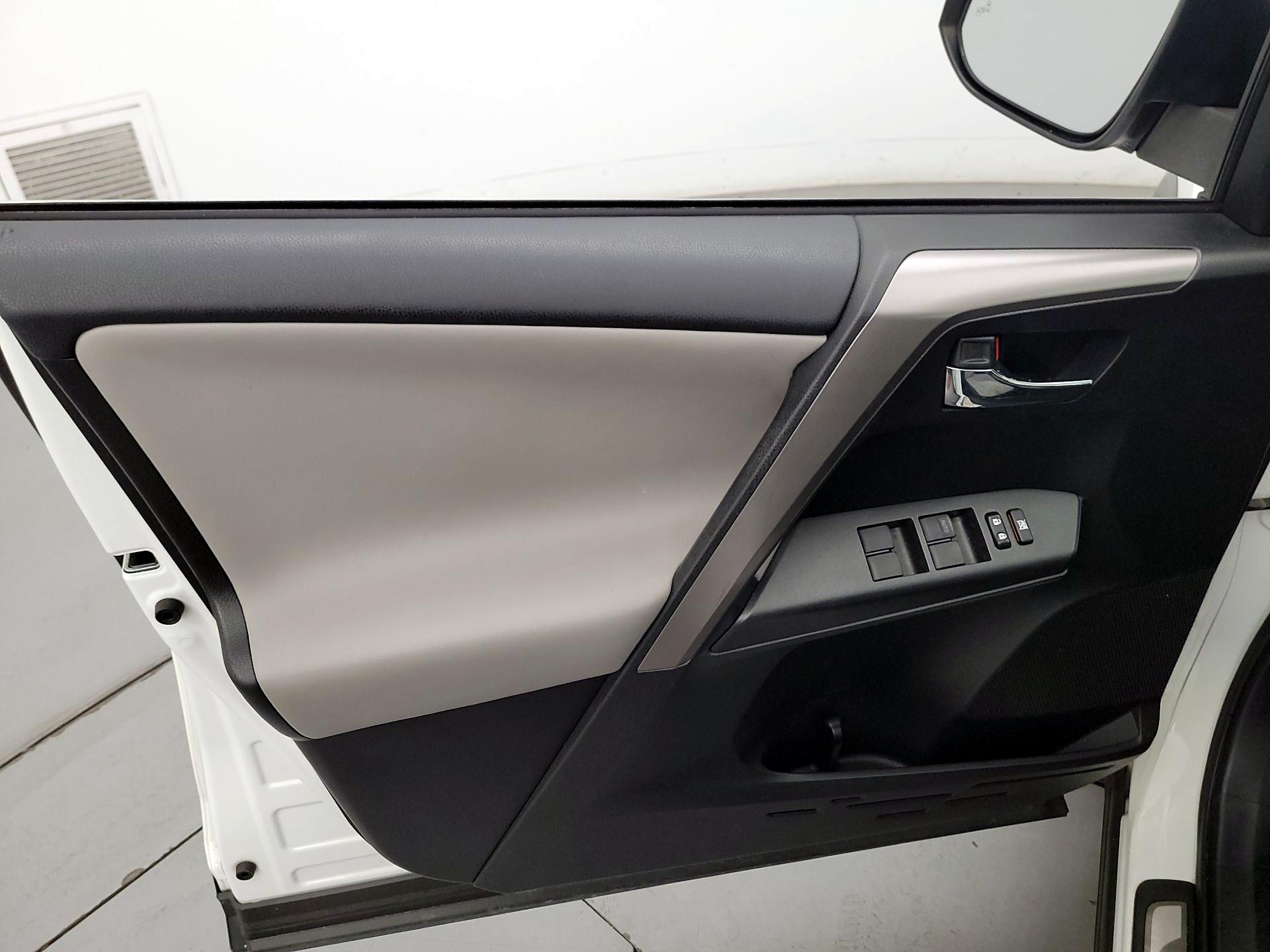 Thumbnail: 2016 Toyota RAV4 - 12