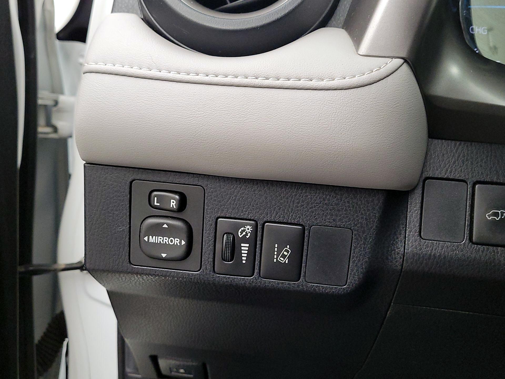 Thumbnail: 2016 Toyota RAV4 - 13