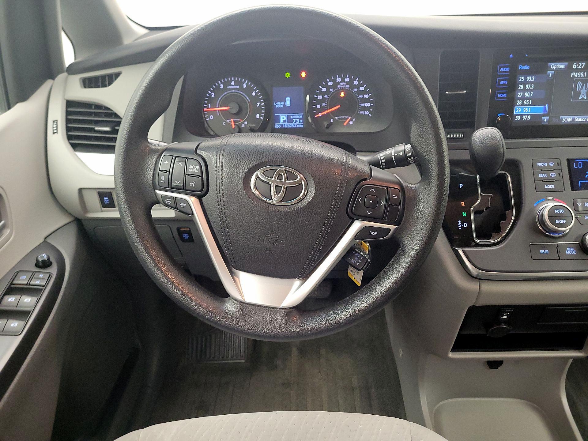 Thumbnail: 2015 Toyota Sienna - 10