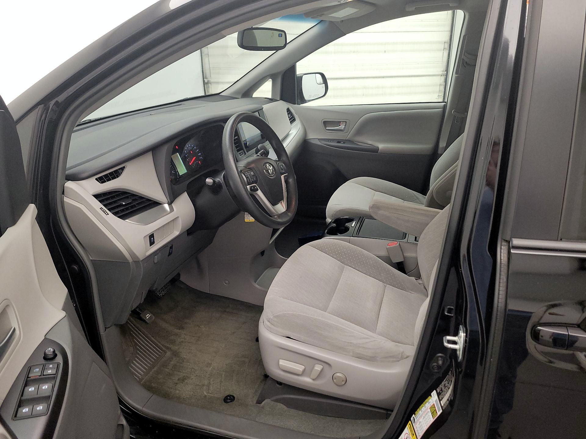 Thumbnail: 2015 Toyota Sienna - 11