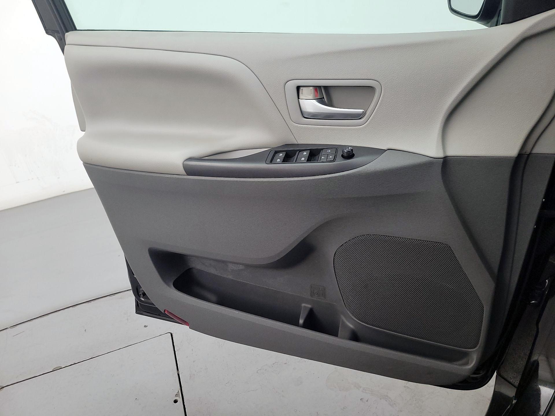 Thumbnail: 2015 Toyota Sienna - 12
