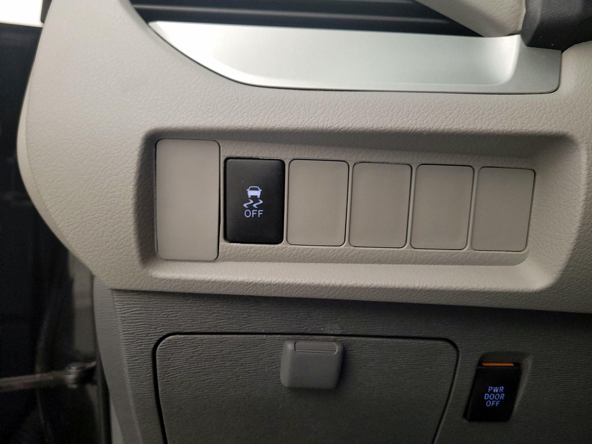 Thumbnail: 2015 Toyota Sienna - 13