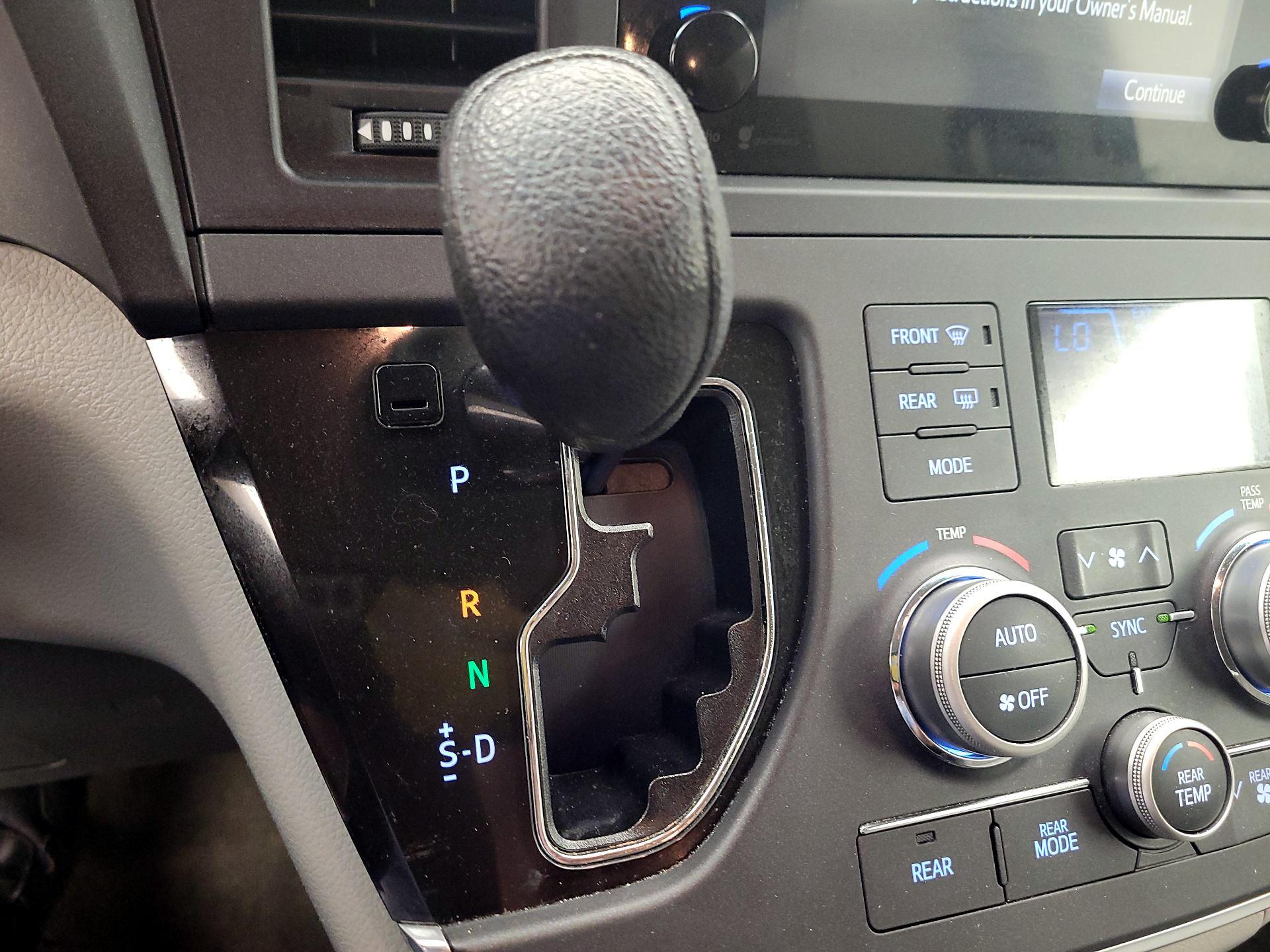 Thumbnail: 2015 Toyota Sienna - 17