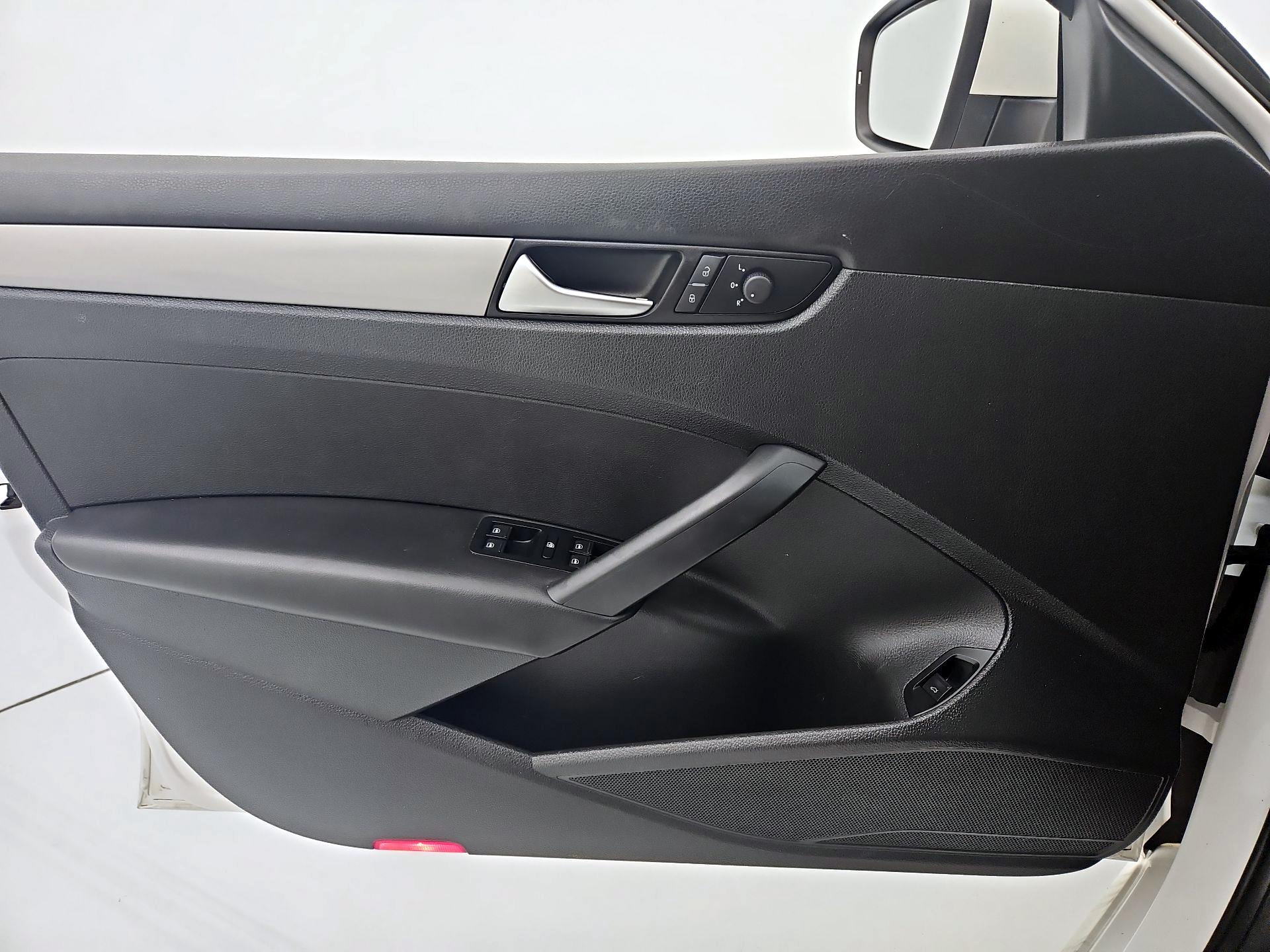 Thumbnail: 2014 Volkswagen Passat - 12