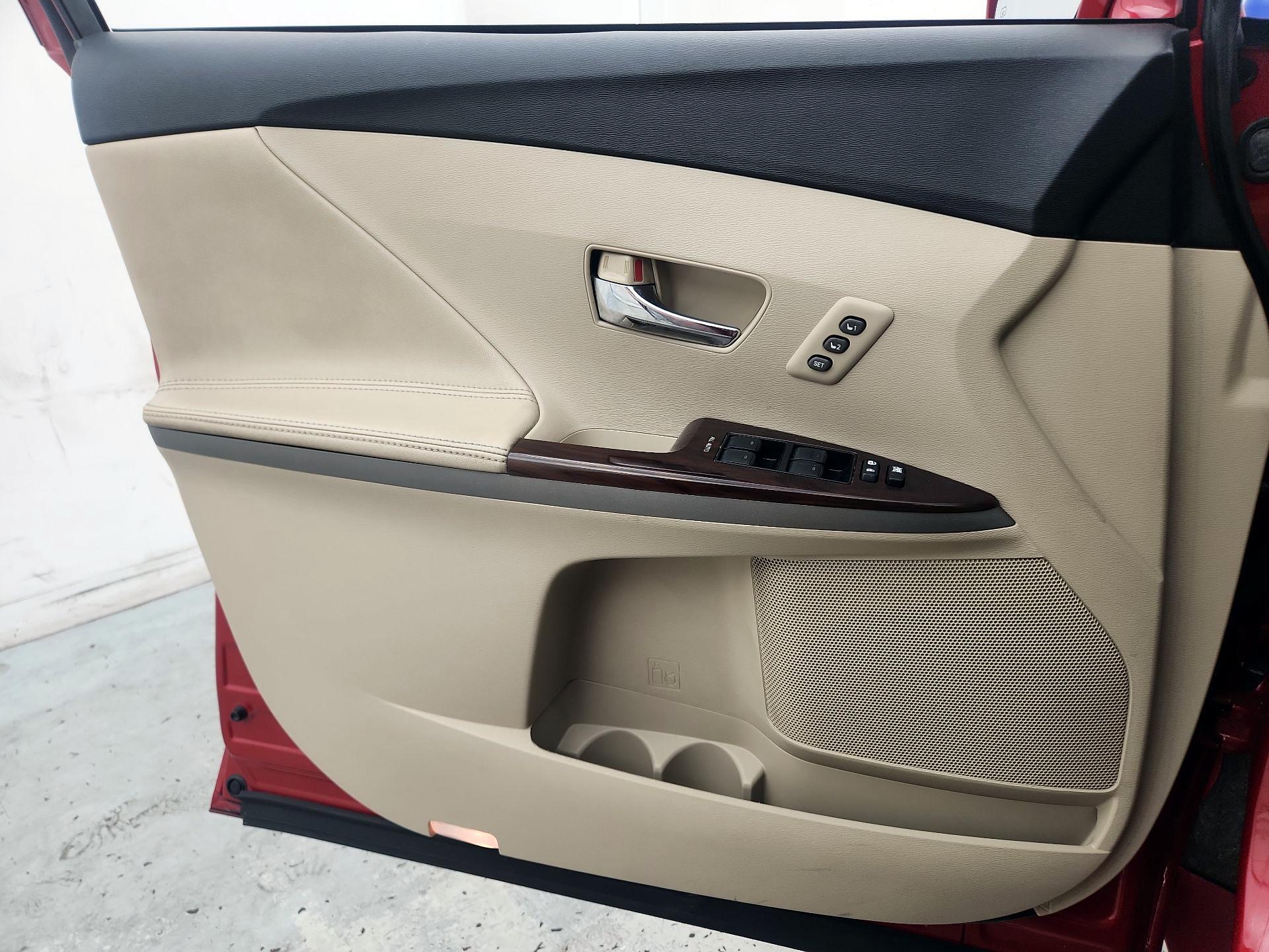 Thumbnail: 2013 Toyota Venza - 12